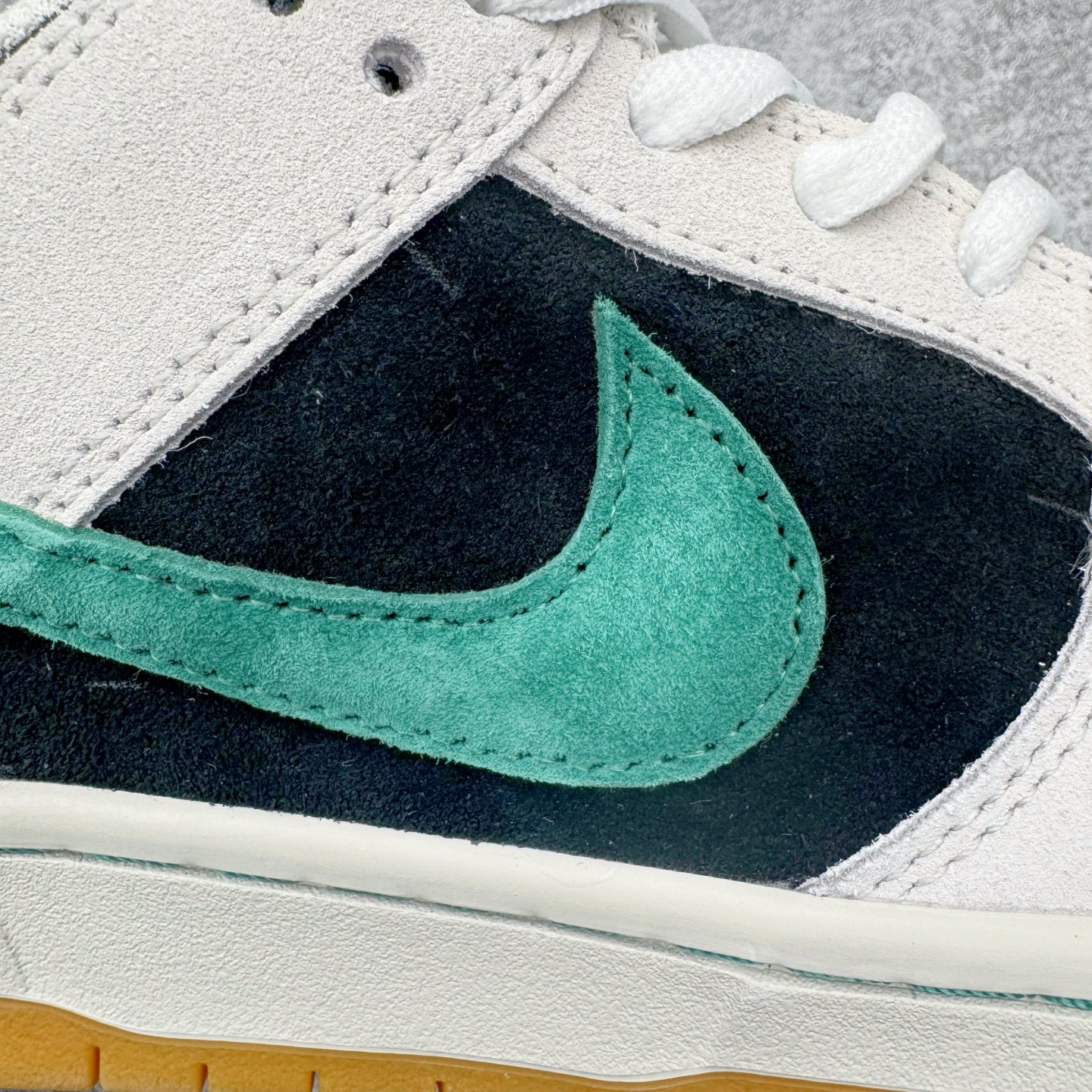 图片[18]-＃YC纯原 NK SB Dunk Low Pro 墨影疾风 HF3704-001 当经典Dunk Low的白色画布铺开，深邃墨色如夜雾浸染，一笔绿意恰似疾风掠过，墨为影，绿为风，在光影间跃动，如同城市夜色中忽然掠过的风，沉稳里藏不住鲜活的生命力。棕色鞋底压住整体色调，复古粗犷，每一步都稳扎却轻盈。实力大厂出品 新配色陆续开发 利润个位数只为口碑 全套原纸板楦头开发 确保原汁原味 完美呈现DUNK版型 一比一鞋头弧度高度鞋身弧度 此版本只针对中端市场 皮料材质有所更替 其他数据细节工艺流程均保持一致 绝不口嗨 细节品控鞋型随意对比 独家私模官方第六代原厂航空铝磨具打磨大底 鞋头坡度极致还原 无解鞋型 原盒原配 圈内天花板工艺 原厂玻璃冲刀 超高清洁度 全鞋零毛边皮料切割 原厂中底布点胶 中底布拉帮走线遵循公司 尺码：36 36.5 37.5 38 38.5 39 40 40.5 41 42 42.5 43 44 44.5 45 46-选品中心