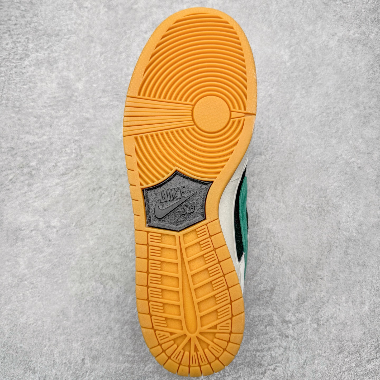 图片[9]-＃YC纯原 NK SB Dunk Low Pro 墨影疾风 HF3704-001 当经典Dunk Low的白色画布铺开，深邃墨色如夜雾浸染，一笔绿意恰似疾风掠过，墨为影，绿为风，在光影间跃动，如同城市夜色中忽然掠过的风，沉稳里藏不住鲜活的生命力。棕色鞋底压住整体色调，复古粗犷，每一步都稳扎却轻盈。实力大厂出品 新配色陆续开发 利润个位数只为口碑 全套原纸板楦头开发 确保原汁原味 完美呈现DUNK版型 一比一鞋头弧度高度鞋身弧度 此版本只针对中端市场 皮料材质有所更替 其他数据细节工艺流程均保持一致 绝不口嗨 细节品控鞋型随意对比 独家私模官方第六代原厂航空铝磨具打磨大底 鞋头坡度极致还原 无解鞋型 原盒原配 圈内天花板工艺 原厂玻璃冲刀 超高清洁度 全鞋零毛边皮料切割 原厂中底布点胶 中底布拉帮走线遵循公司 尺码：36 36.5 37.5 38 38.5 39 40 40.5 41 42 42.5 43 44 44.5 45 46-选品中心