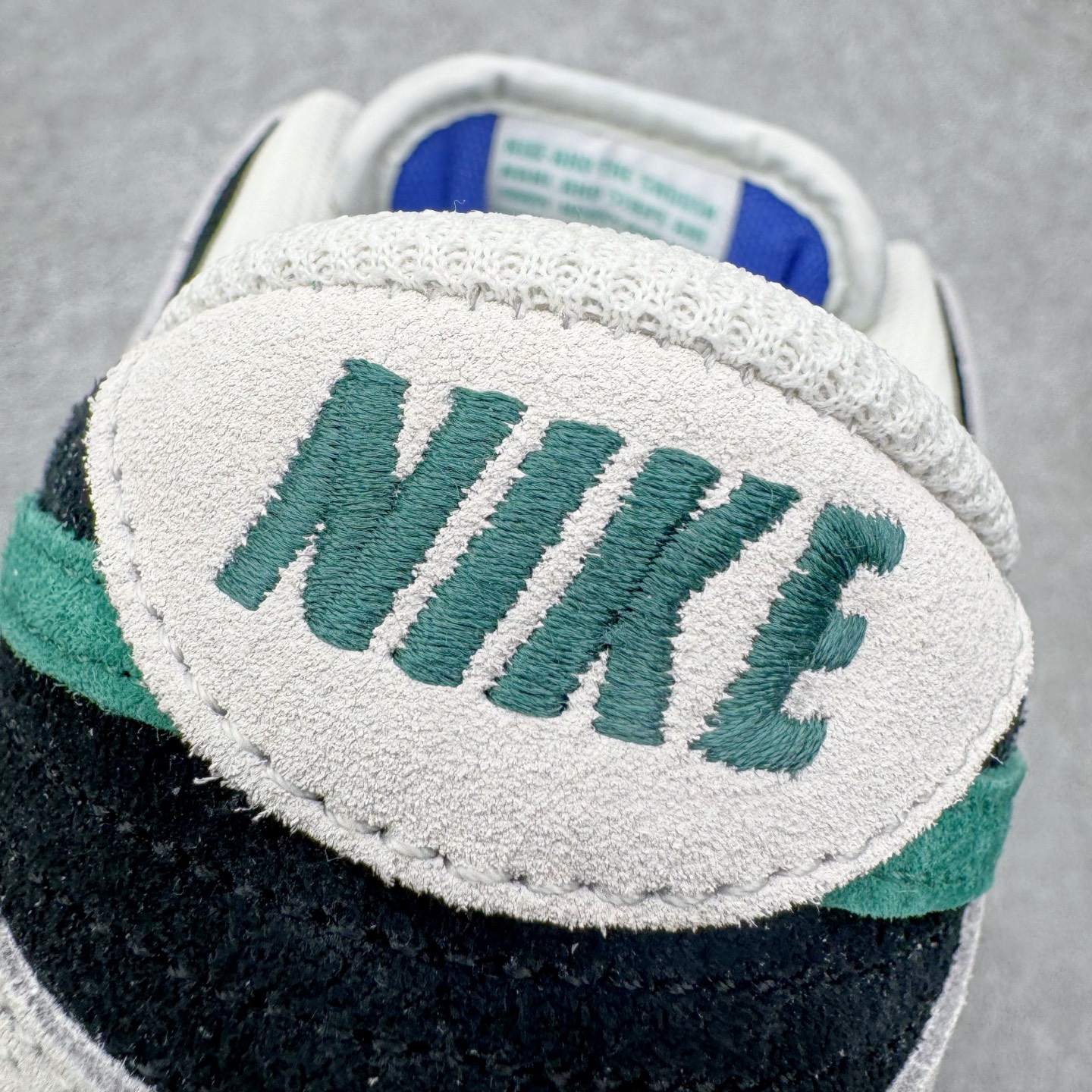 图片[15]-＃YC纯原 NK SB Dunk Low Pro 墨影疾风 HF3704-001 当经典Dunk Low的白色画布铺开，深邃墨色如夜雾浸染，一笔绿意恰似疾风掠过，墨为影，绿为风，在光影间跃动，如同城市夜色中忽然掠过的风，沉稳里藏不住鲜活的生命力。棕色鞋底压住整体色调，复古粗犷，每一步都稳扎却轻盈。实力大厂出品 新配色陆续开发 利润个位数只为口碑 全套原纸板楦头开发 确保原汁原味 完美呈现DUNK版型 一比一鞋头弧度高度鞋身弧度 此版本只针对中端市场 皮料材质有所更替 其他数据细节工艺流程均保持一致 绝不口嗨 细节品控鞋型随意对比 独家私模官方第六代原厂航空铝磨具打磨大底 鞋头坡度极致还原 无解鞋型 原盒原配 圈内天花板工艺 原厂玻璃冲刀 超高清洁度 全鞋零毛边皮料切割 原厂中底布点胶 中底布拉帮走线遵循公司 尺码：36 36.5 37.5 38 38.5 39 40 40.5 41 42 42.5 43 44 44.5 45 46-选品中心