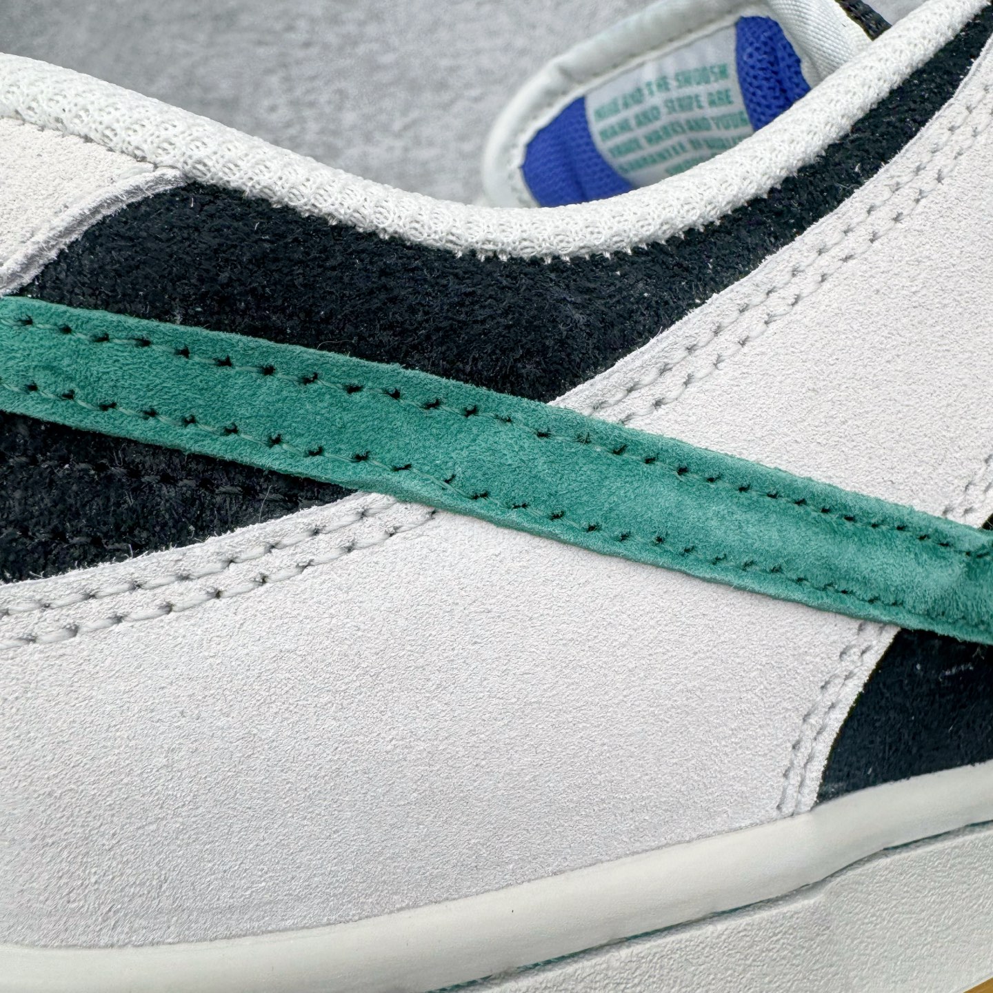 图片[16]-＃YC纯原 NK SB Dunk Low Pro 墨影疾风 HF3704-001 当经典Dunk Low的白色画布铺开，深邃墨色如夜雾浸染，一笔绿意恰似疾风掠过，墨为影，绿为风，在光影间跃动，如同城市夜色中忽然掠过的风，沉稳里藏不住鲜活的生命力。棕色鞋底压住整体色调，复古粗犷，每一步都稳扎却轻盈。实力大厂出品 新配色陆续开发 利润个位数只为口碑 全套原纸板楦头开发 确保原汁原味 完美呈现DUNK版型 一比一鞋头弧度高度鞋身弧度 此版本只针对中端市场 皮料材质有所更替 其他数据细节工艺流程均保持一致 绝不口嗨 细节品控鞋型随意对比 独家私模官方第六代原厂航空铝磨具打磨大底 鞋头坡度极致还原 无解鞋型 原盒原配 圈内天花板工艺 原厂玻璃冲刀 超高清洁度 全鞋零毛边皮料切割 原厂中底布点胶 中底布拉帮走线遵循公司 尺码：36 36.5 37.5 38 38.5 39 40 40.5 41 42 42.5 43 44 44.5 45 46-选品中心