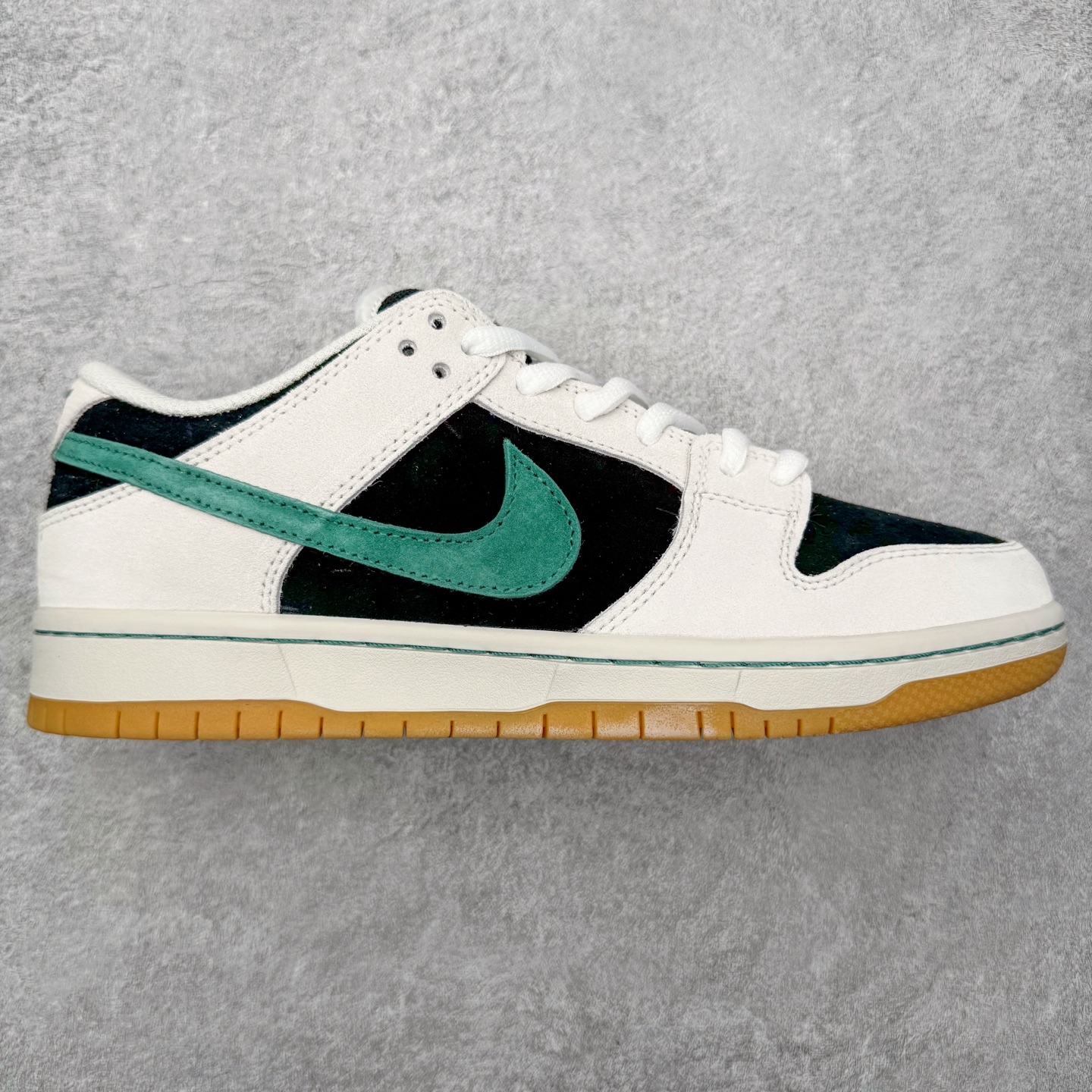 ＃YC纯原 NK SB Dunk Low Pro 墨影疾风 HF3704-001 当经典Dunk Low的白色画布铺开，深邃墨色如夜雾浸染，一笔绿意恰似疾风掠过，墨为影，绿为风，在光影间跃动，如同城市夜色中忽然掠过的风，沉稳里藏不住鲜活的生命力。棕色鞋底压住整体色调，复古粗犷，每一步都稳扎却轻盈。实力大厂出品 新配色陆续开发 利润个位数只为口碑 全套原纸板楦头开发 确保原汁原味 完美呈现DUNK版型 一比一鞋头弧度高度鞋身弧度 此版本只针对中端市场 皮料材质有所更替 其他数据细节工艺流程均保持一致 绝不口嗨 细节品控鞋型随意对比 独家私模官方第六代原厂航空铝磨具打磨大底 鞋头坡度极致还原 无解鞋型 原盒原配 圈内天花板工艺 原厂玻璃冲刀 超高清洁度 全鞋零毛边皮料切割 原厂中底布点胶 中底布拉帮走线遵循公司 尺码：36 36.5 37.5 38 38.5 39 40 40.5 41 42 42.5 43 44 44.5 45 46-选品中心