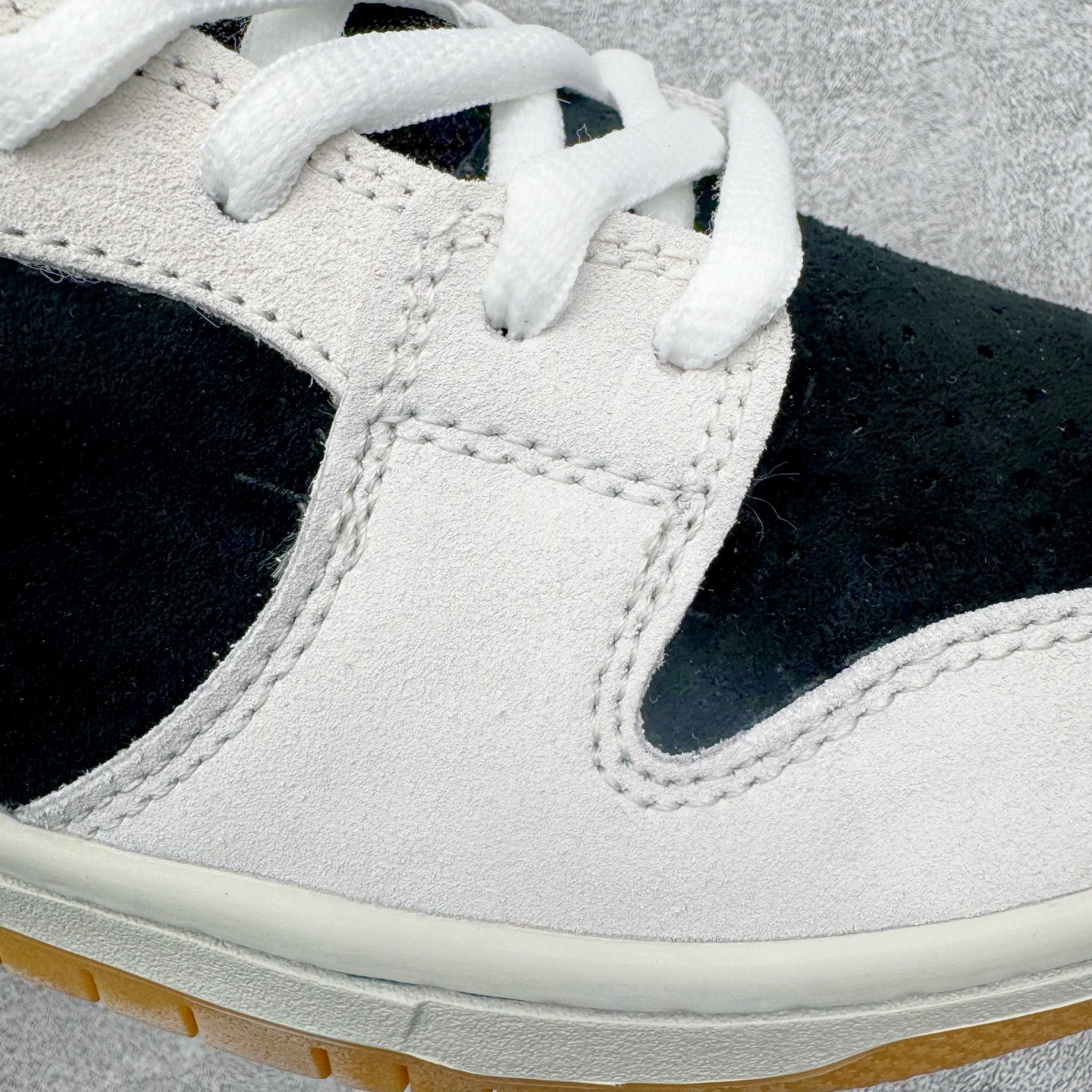 图片[17]-＃YC纯原 NK SB Dunk Low Pro 墨影疾风 HF3704-001 当经典Dunk Low的白色画布铺开，深邃墨色如夜雾浸染，一笔绿意恰似疾风掠过，墨为影，绿为风，在光影间跃动，如同城市夜色中忽然掠过的风，沉稳里藏不住鲜活的生命力。棕色鞋底压住整体色调，复古粗犷，每一步都稳扎却轻盈。实力大厂出品 新配色陆续开发 利润个位数只为口碑 全套原纸板楦头开发 确保原汁原味 完美呈现DUNK版型 一比一鞋头弧度高度鞋身弧度 此版本只针对中端市场 皮料材质有所更替 其他数据细节工艺流程均保持一致 绝不口嗨 细节品控鞋型随意对比 独家私模官方第六代原厂航空铝磨具打磨大底 鞋头坡度极致还原 无解鞋型 原盒原配 圈内天花板工艺 原厂玻璃冲刀 超高清洁度 全鞋零毛边皮料切割 原厂中底布点胶 中底布拉帮走线遵循公司 尺码：36 36.5 37.5 38 38.5 39 40 40.5 41 42 42.5 43 44 44.5 45 46-选品中心