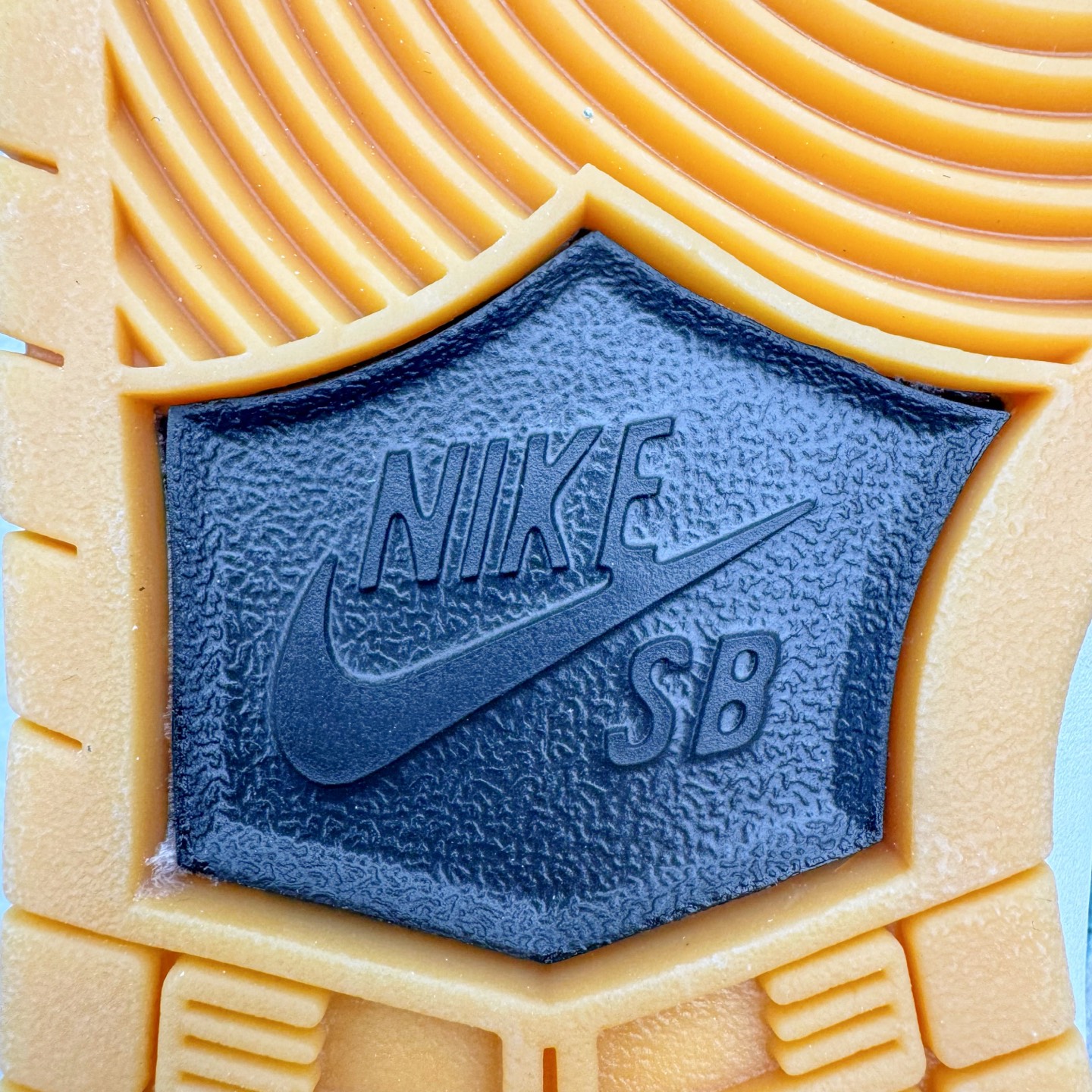 图片[19]-＃YC纯原 NK SB Dunk Low Pro 墨影疾风 HF3704-001 当经典Dunk Low的白色画布铺开，深邃墨色如夜雾浸染，一笔绿意恰似疾风掠过，墨为影，绿为风，在光影间跃动，如同城市夜色中忽然掠过的风，沉稳里藏不住鲜活的生命力。棕色鞋底压住整体色调，复古粗犷，每一步都稳扎却轻盈。实力大厂出品 新配色陆续开发 利润个位数只为口碑 全套原纸板楦头开发 确保原汁原味 完美呈现DUNK版型 一比一鞋头弧度高度鞋身弧度 此版本只针对中端市场 皮料材质有所更替 其他数据细节工艺流程均保持一致 绝不口嗨 细节品控鞋型随意对比 独家私模官方第六代原厂航空铝磨具打磨大底 鞋头坡度极致还原 无解鞋型 原盒原配 圈内天花板工艺 原厂玻璃冲刀 超高清洁度 全鞋零毛边皮料切割 原厂中底布点胶 中底布拉帮走线遵循公司 尺码：36 36.5 37.5 38 38.5 39 40 40.5 41 42 42.5 43 44 44.5 45 46-选品中心