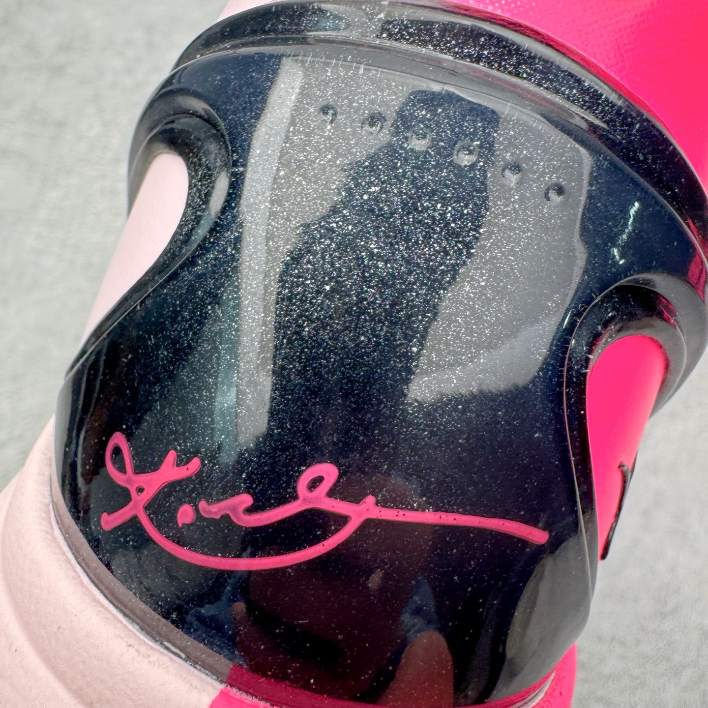 图片[15]-＃S2纯原 NK Zoom Kobe 6 Protro 科比六代 粉红鸳鸯 IQ9317-001 原楦纸板开发 鞋身流线型、后跟塑形 区分土肥圆 Zoom Turbo气垫 后掌EVA缓震 实战配置直接拉满 原档数据3D打印 鞋面蛇鳞一颗一粒匹配原版 全身鞋材卡料色独家定制 唯一正确喷漆SWOOSH NK专利Flyknit飞线科技 给予鞋身足够抗扭矩力 真实底模最大47.5 实战利器 专供海外市场 尺码：40 40.5 41 42 42.5 43 44 44.5 45 46 47.5 48.5 （脚宽、脚胖 建议买大半码）-选品中心