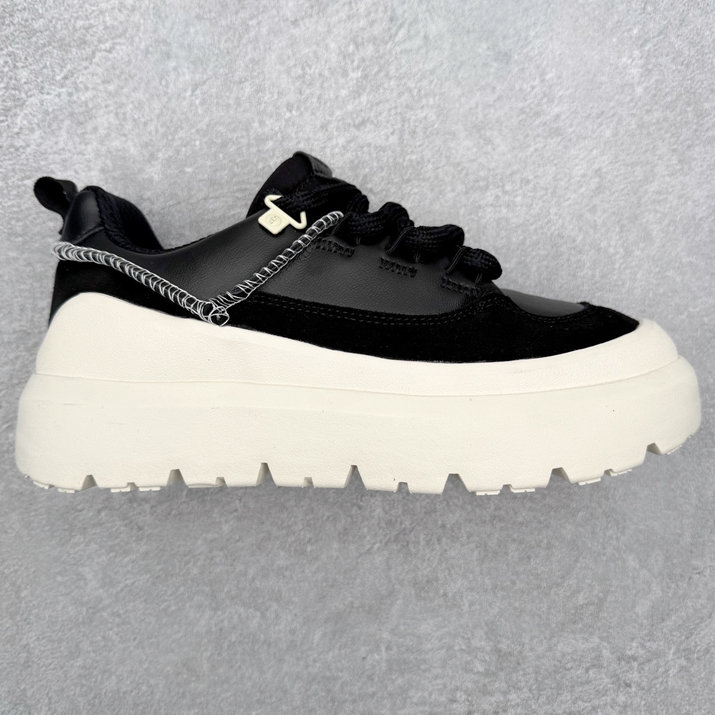 UGG 5971 秋冬羊皮毛一体雪地靴 全鞋采用ZP同厂 隆丰A级澳洲进口羊皮毛一体 品牌代工厂生产线 完全遵循ZP工艺流程 代工厂原厂版师 秉承无原鞋不开发选择 注重每一处细节 市面最正版型 TREADLITE\\\”轻翼\\\”科技外底 轻便/耐用/柔韧/桩型【售后郑重承诺】一个月内若出现重大脱胶/断底等质量问题 直接为您换新！尺码：35 36 37 38 39 40 41 42 43 44 45-选品中心