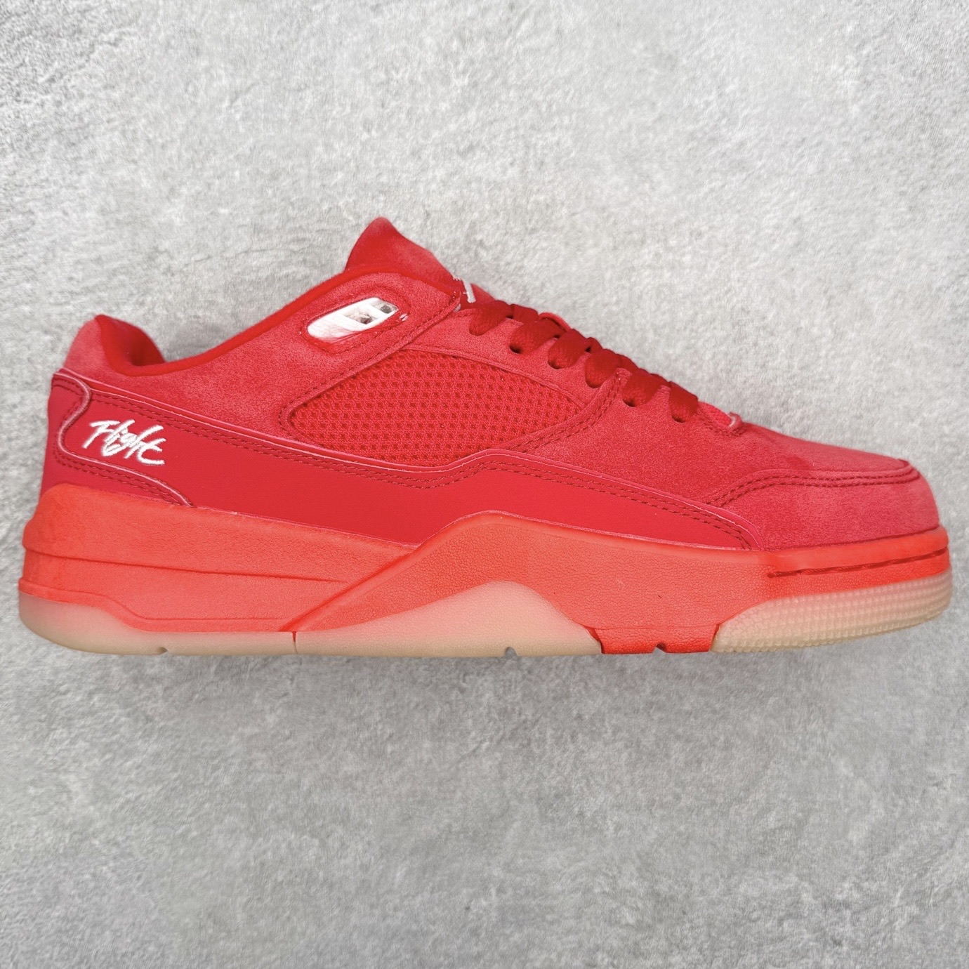 ＃福利特价 Air Jordan AJ Flight Court 乔丹低帮复古篮球鞋 设计简约又不失复古韵味鞋内的鞋垫柔软且有弹性 能够很好地缓冲落地时的冲击力鞋面的材质贴合脚部 鞋底的纹路设计合理 抓地力很强 尺码： 36 36.5 37.5 38 38.5 39 40 40.5 41 42 42.5 43 44 45 46-选品中心