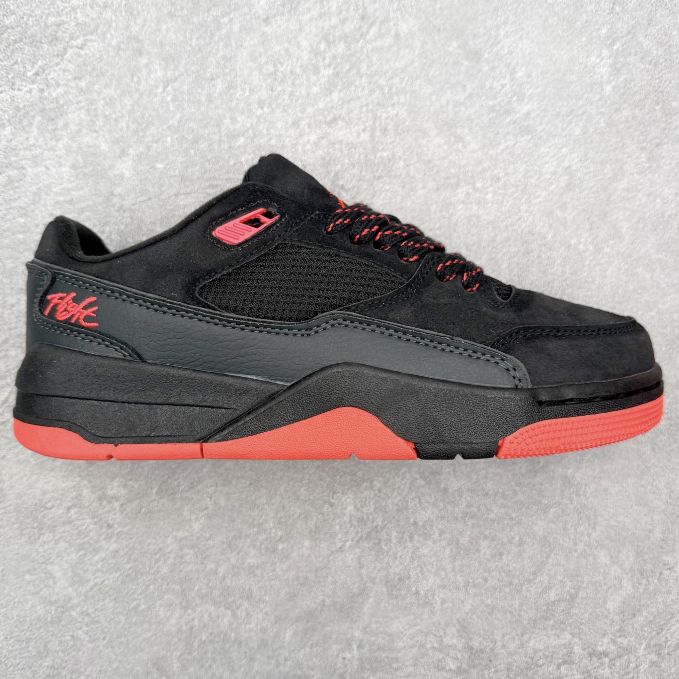 ＃福利特价 Air Jordan AJ Flight Court 乔丹低帮复古篮球鞋 设计简约又不失复古韵味鞋内的鞋垫柔软且有弹性 能够很好地缓冲落地时的冲击力鞋面的材质贴合脚部 鞋底的纹路设计合理 抓地力很强 尺码： 36 36.5 37.5 38 38.5 39 40 40.5 41 42 42.5 43 44 45 46-选品中心