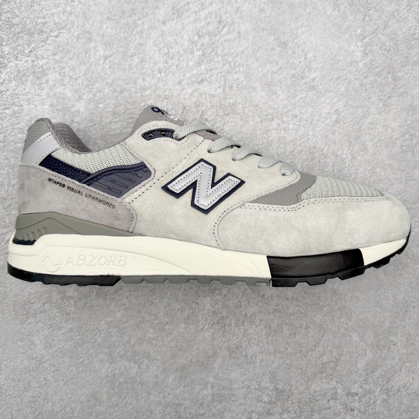 New Balance M998 Made in USA NB新百伦高端美产血统系列经典复古休闲运动慢跑鞋 NB998 诞生于 1993 年，作为第一双使用 ABZORB 缓冲材料的鞋款，一经发售就受到大量消费者的热烈追捧，如今已经成为了历久不衰的经典代表鞋款之一。原楦原数据开发版型 以优质面料制成鞋面结构。鞋面采用经典网眼布材质，辅以绒面革覆盖，带来更加清爽舒适的穿着体验。鞋舌上标记的 \\\