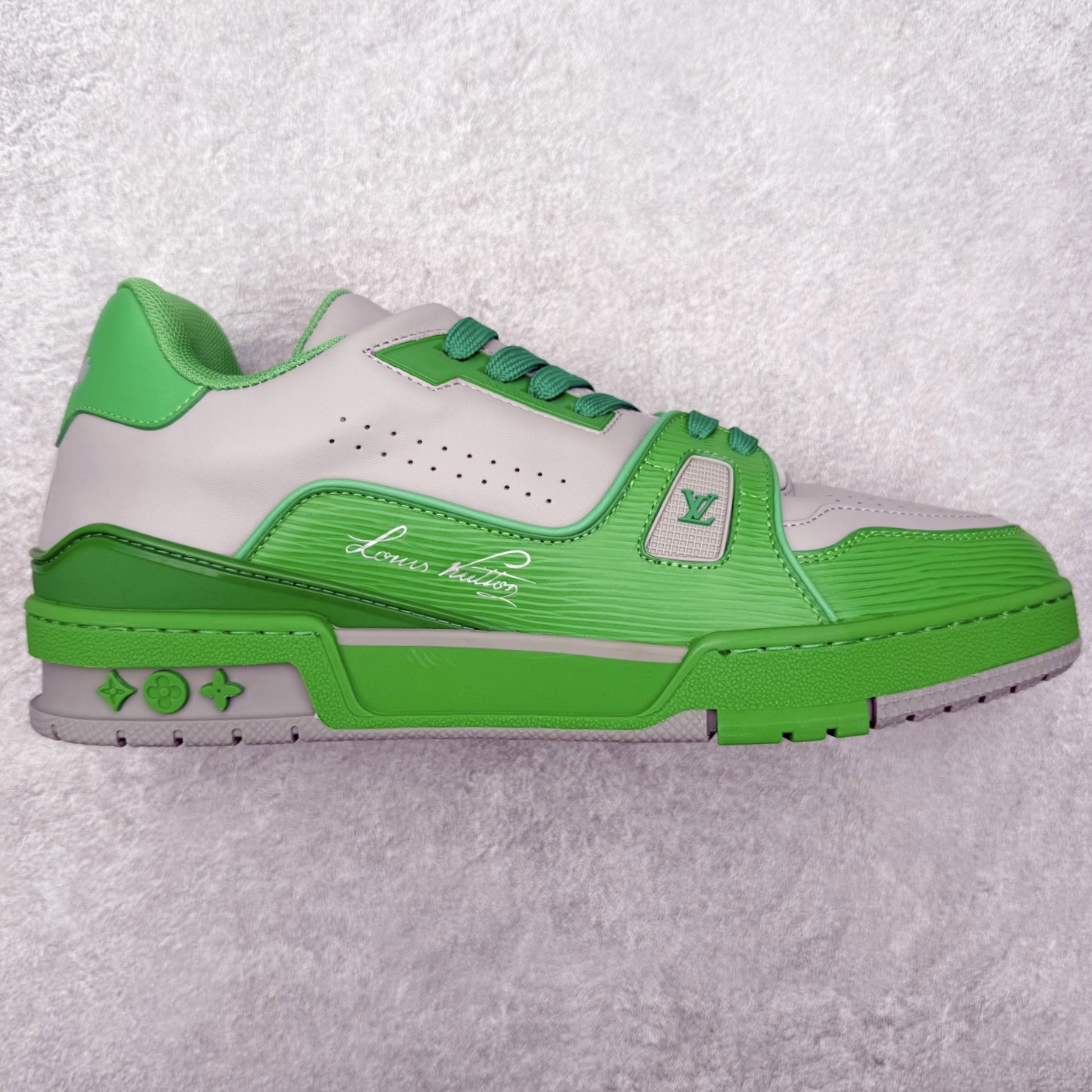 图片[4]-＃FS纯原福利 Louis Vuitton Trainer lv时装走秀运动鞋 实力大厂出品 平台专供 成熟的做工稳定的品控 完美鞋型超高的清洁度 零毛边线头瑕疵 全套原楦原纸版原鞋开模 全网最具灵魂的版型 正确原装黄色鞋盒 正确中底印花 鞋面印花3D高频深度立体 全鞋电脑针车 紧密相连 针距密度一致 环保乳胶注塑鞋垫 厚度脚感还原原版 皮面裁剪部位 统一油边封口工艺 原装橡胶大底含胶量大底组合零偏差 专柜全套包装 防尘袋 说明书 质保卡 男女鞋 尺码对应库存明细‼️-选品中心