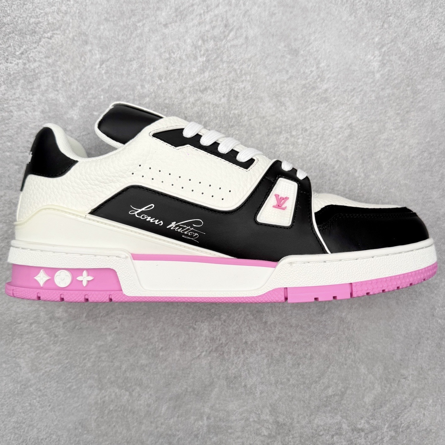 图片[2]-＃FS纯原福利 Louis Vuitton Trainer lv时装走秀运动鞋 实力大厂出品 平台专供 成熟的做工稳定的品控 完美鞋型超高的清洁度 零毛边线头瑕疵 全套原楦原纸版原鞋开模 全网最具灵魂的版型 正确原装黄色鞋盒 正确中底印花 鞋面印花3D高频深度立体 全鞋电脑针车 紧密相连 针距密度一致 环保乳胶注塑鞋垫 厚度脚感还原原版 皮面裁剪部位 统一油边封口工艺 原装橡胶大底含胶量大底组合零偏差 专柜全套包装 防尘袋 说明书 质保卡 男女鞋 尺码对应库存明细‼️-选品中心