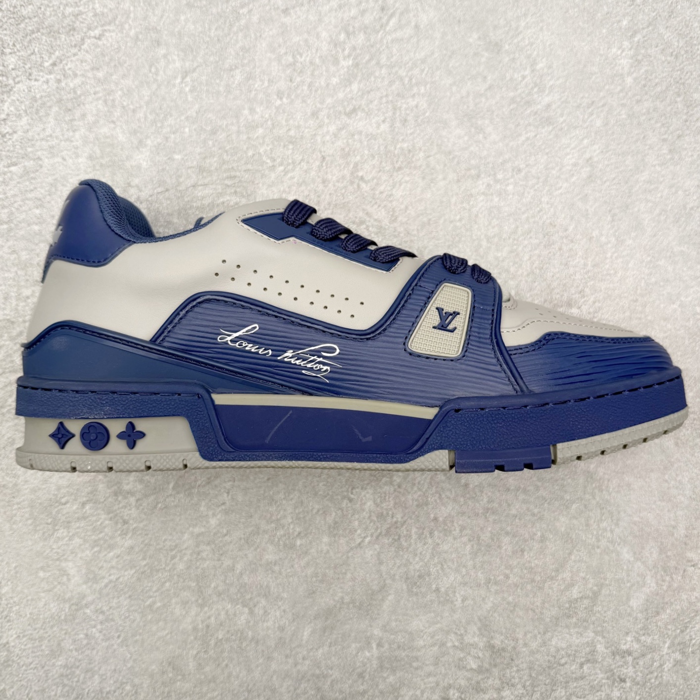 图片[7]-＃FS纯原福利 Louis Vuitton Trainer lv时装走秀运动鞋 实力大厂出品 平台专供 成熟的做工稳定的品控 完美鞋型超高的清洁度 零毛边线头瑕疵 全套原楦原纸版原鞋开模 全网最具灵魂的版型 正确原装黄色鞋盒 正确中底印花 鞋面印花3D高频深度立体 全鞋电脑针车 紧密相连 针距密度一致 环保乳胶注塑鞋垫 厚度脚感还原原版 皮面裁剪部位 统一油边封口工艺 原装橡胶大底含胶量大底组合零偏差 专柜全套包装 防尘袋 说明书 质保卡 男女鞋 尺码对应库存明细‼️-选品中心