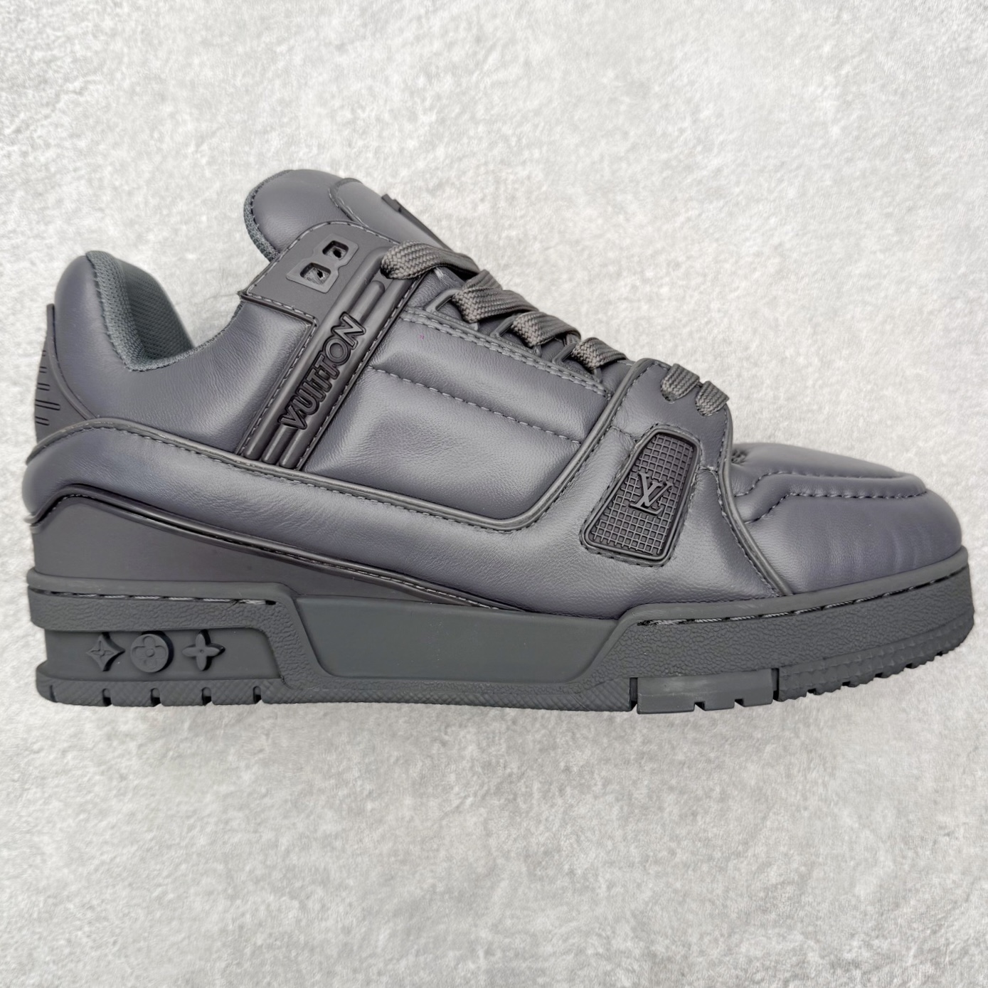 图片[3]-＃FS纯原福利 Louis Vuitton Trainer lv时装走秀运动鞋 实力大厂出品 平台专供 成熟的做工稳定的品控 完美鞋型超高的清洁度 零毛边线头瑕疵 全套原楦原纸版原鞋开模 全网最具灵魂的版型 正确原装黄色鞋盒 正确中底印花 鞋面印花3D高频深度立体 全鞋电脑针车 紧密相连 针距密度一致 环保乳胶注塑鞋垫 厚度脚感还原原版 皮面裁剪部位 统一油边封口工艺 原装橡胶大底含胶量大底组合零偏差 专柜全套包装 防尘袋 说明书 质保卡 男女鞋 尺码对应库存明细‼️-选品中心