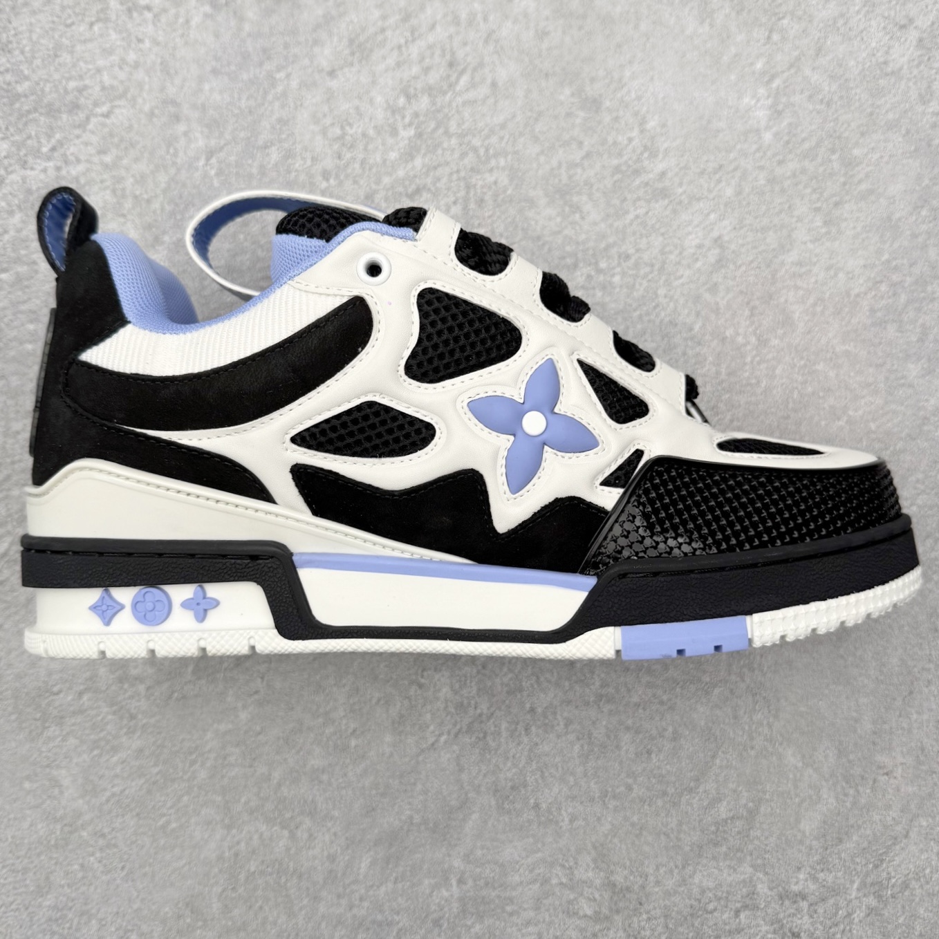 ＃FS纯原福利 Louis Vuitton Trainer lv时装走秀运动鞋 实力大厂出品 平台专供 成熟的做工稳定的品控 完美鞋型超高的清洁度 零毛边线头瑕疵 全套原楦原纸版原鞋开模 全网最具灵魂的版型 正确原装黄色鞋盒 正确中底印花 鞋面印花3D高频深度立体 全鞋电脑针车 紧密相连 针距密度一致 环保乳胶注塑鞋垫 厚度脚感还原原版 皮面裁剪部位 统一油边封口工艺 原装橡胶大底含胶量大底组合零偏差 专柜全套包装 防尘袋 说明书 质保卡 男女鞋 尺码对应库存明细‼️-选品中心