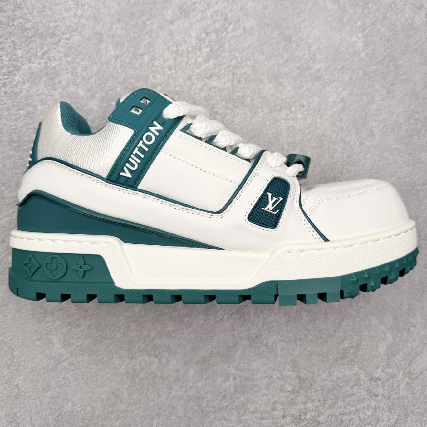 图片[6]-＃FS纯原福利 Louis Vuitton Trainer lv时装走秀运动鞋 实力大厂出品 平台专供 成熟的做工稳定的品控 完美鞋型超高的清洁度 零毛边线头瑕疵 全套原楦原纸版原鞋开模 全网最具灵魂的版型 正确原装黄色鞋盒 正确中底印花 鞋面印花3D高频深度立体 全鞋电脑针车 紧密相连 针距密度一致 环保乳胶注塑鞋垫 厚度脚感还原原版 皮面裁剪部位 统一油边封口工艺 原装橡胶大底含胶量大底组合零偏差 专柜全套包装 防尘袋 说明书 质保卡 男女鞋 尺码对应库存明细‼️-选品中心