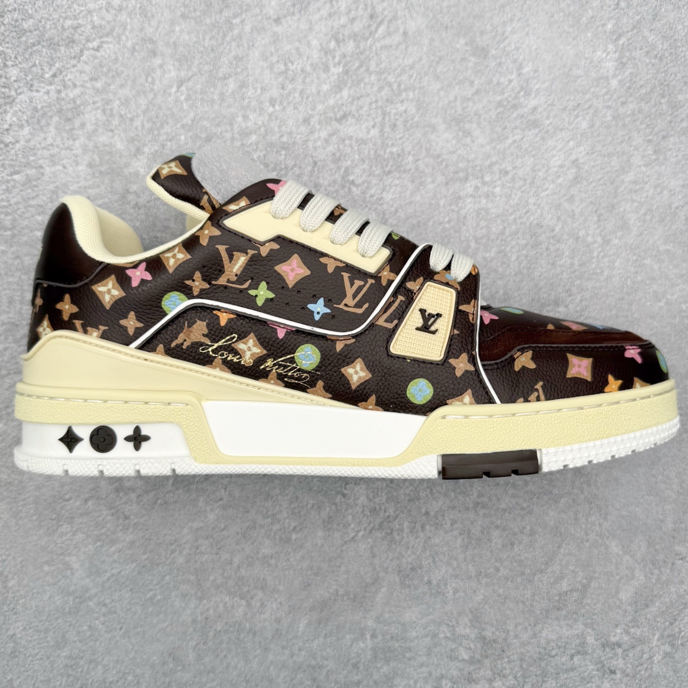 图片[7]-＃FS纯原福利 Louis Vuitton Trainer lv时装走秀运动鞋 实力大厂出品 平台专供 成熟的做工稳定的品控 完美鞋型超高的清洁度 零毛边线头瑕疵 全套原楦原纸版原鞋开模 全网最具灵魂的版型 正确原装黄色鞋盒 正确中底印花 鞋面印花3D高频深度立体 全鞋电脑针车 紧密相连 针距密度一致 环保乳胶注塑鞋垫 厚度脚感还原原版 皮面裁剪部位 统一油边封口工艺 原装橡胶大底含胶量大底组合零偏差 专柜全套包装 防尘袋 说明书 质保卡 男女鞋 尺码对应库存明细‼️-选品中心