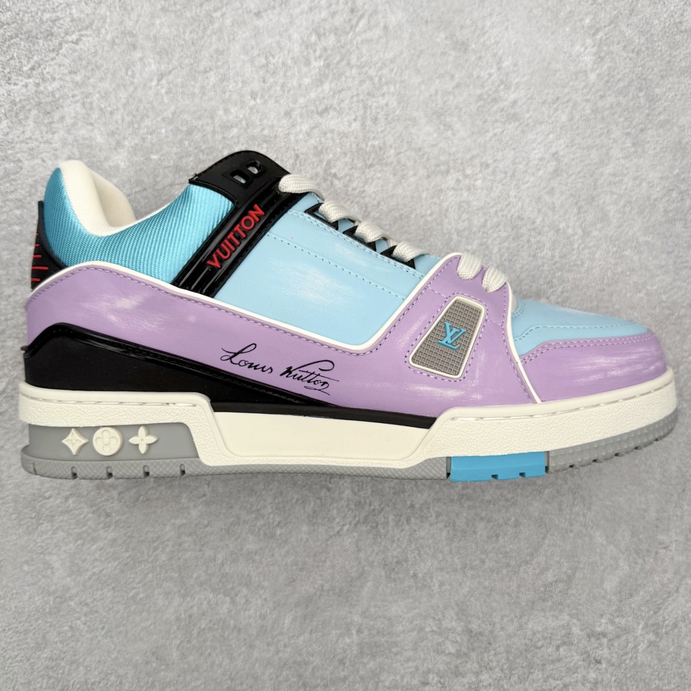 图片[2]-＃FS纯原福利 Louis Vuitton Trainer lv时装走秀运动鞋 实力大厂出品 平台专供 成熟的做工稳定的品控 完美鞋型超高的清洁度 零毛边线头瑕疵 全套原楦原纸版原鞋开模 全网最具灵魂的版型 正确原装黄色鞋盒 正确中底印花 鞋面印花3D高频深度立体 全鞋电脑针车 紧密相连 针距密度一致 环保乳胶注塑鞋垫 厚度脚感还原原版 皮面裁剪部位 统一油边封口工艺 原装橡胶大底含胶量大底组合零偏差 专柜全套包装 防尘袋 说明书 质保卡 男女鞋 尺码对应库存明细‼️-选品中心