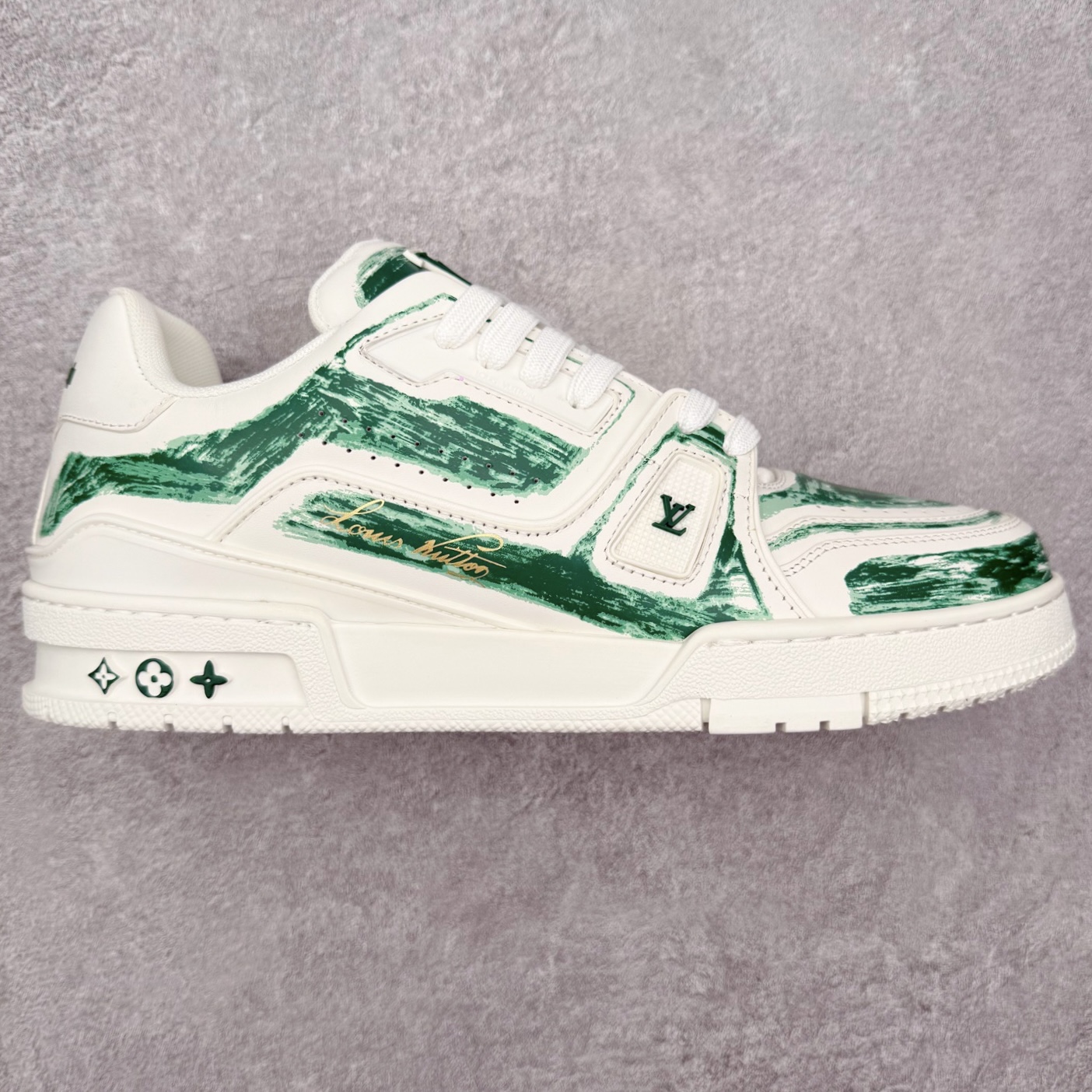 图片[3]-＃FS纯原福利 Louis Vuitton Trainer lv时装走秀运动鞋 实力大厂出品 平台专供 成熟的做工稳定的品控 完美鞋型超高的清洁度 零毛边线头瑕疵 全套原楦原纸版原鞋开模 全网最具灵魂的版型 正确原装黄色鞋盒 正确中底印花 鞋面印花3D高频深度立体 全鞋电脑针车 紧密相连 针距密度一致 环保乳胶注塑鞋垫 厚度脚感还原原版 皮面裁剪部位 统一油边封口工艺 原装橡胶大底含胶量大底组合零偏差 专柜全套包装 防尘袋 说明书 质保卡 男女鞋 尺码对应库存明细‼️-选品中心