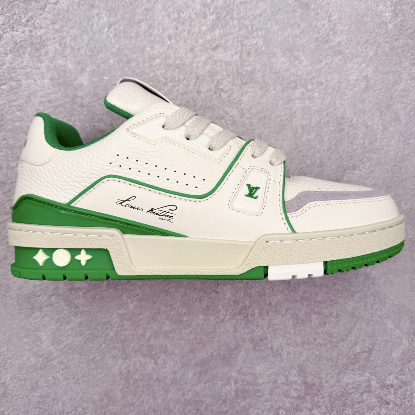 ＃FS纯原福利 Louis Vuitton Trainer lv时装走秀运动鞋 实力大厂出品 平台专供 成熟的做工稳定的品控 完美鞋型超高的清洁度 零毛边线头瑕疵 全套原楦原纸版原鞋开模 全网最具灵魂的版型 正确原装黄色鞋盒 正确中底印花 鞋面印花3D高频深度立体 全鞋电脑针车 紧密相连 针距密度一致 环保乳胶注塑鞋垫 厚度脚感还原原版 皮面裁剪部位 统一油边封口工艺 原装橡胶大底含胶量大底组合零偏差 专柜全套包装 防尘袋 说明书 质保卡 男女鞋 尺码对应库存明细‼️-选品中心