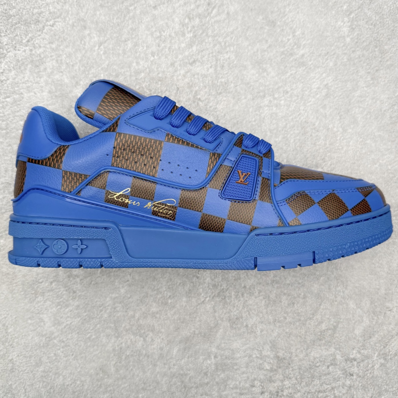图片[5]-＃FS纯原福利 Louis Vuitton Trainer lv时装走秀运动鞋 实力大厂出品 平台专供 成熟的做工稳定的品控 完美鞋型超高的清洁度 零毛边线头瑕疵 全套原楦原纸版原鞋开模 全网最具灵魂的版型 正确原装黄色鞋盒 正确中底印花 鞋面印花3D高频深度立体 全鞋电脑针车 紧密相连 针距密度一致 环保乳胶注塑鞋垫 厚度脚感还原原版 皮面裁剪部位 统一油边封口工艺 原装橡胶大底含胶量大底组合零偏差 专柜全套包装 防尘袋 说明书 质保卡 男女鞋 尺码对应库存明细‼️-选品中心