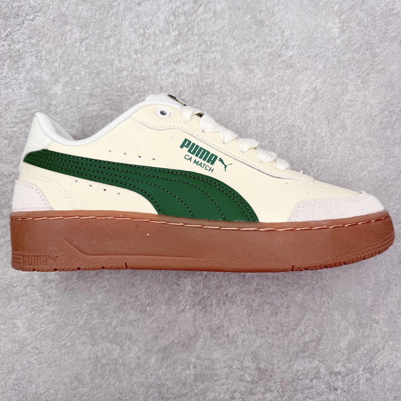 PUMA彪马 BMW M Motorsport RBD Break 彪马新款面包鞋男女同款复古休闲板鞋 赠送一双鞋带 鞋身通体采用细腻的麂皮材质 厚实柔软 质感出众 鞋侧保留PUMA标志性跑道图案 侧面与后跟点缀金属色PUMA LOGO 兼具辨识度与细节感 加厚鞋垫、饱满鞋舌 搭配加宽扁形鞋带 使得穿着感更加贴合与舒适 值得一提的是 本季SUEDE XL鞋款以黑色、红色及蓝色最为瞩目 经典黑的配色 在低调之余可轻松驾驭任何潮流风格造型 而高饱和度的配色 则是当之无愧的早春出街利器 尺码：36 37 37.5 38 38.5 39 40 40.5 41 42 42.5 43 44 45-选品中心