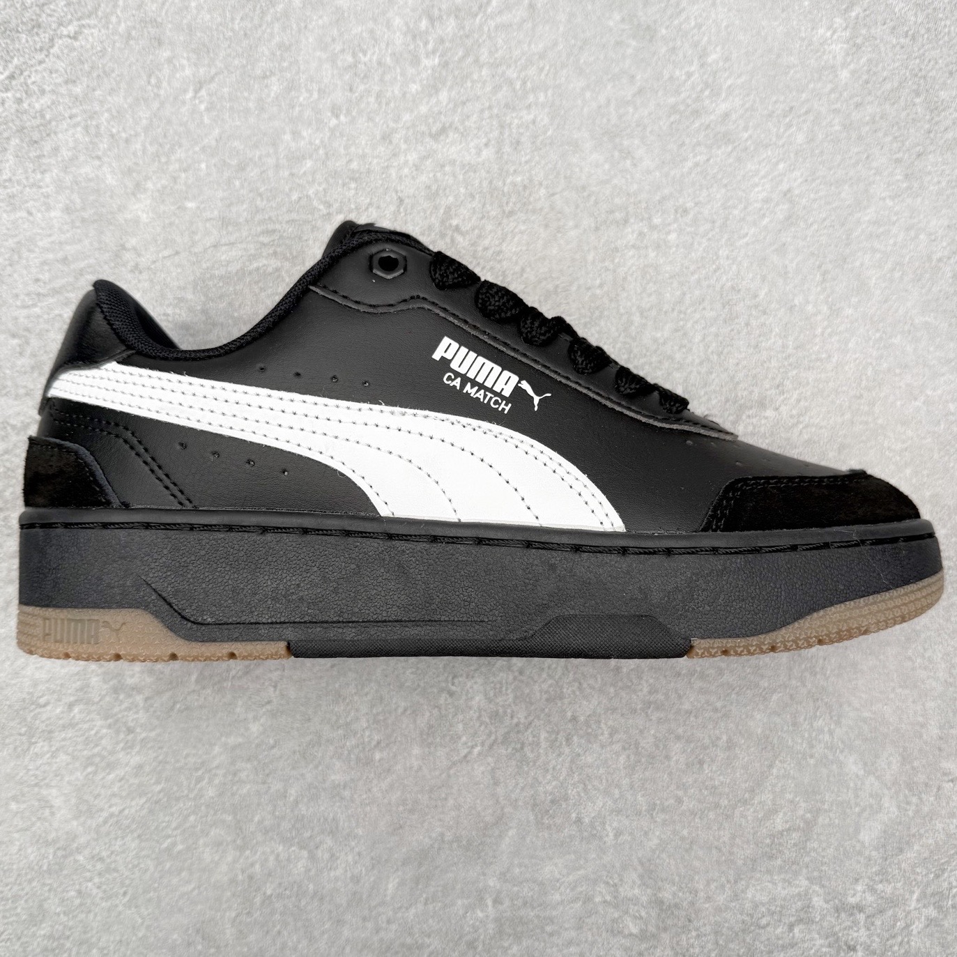 PUMA彪马 BMW M Motorsport RBD Break 彪马新款面包鞋男女同款复古休闲板鞋 赠送一双鞋带 鞋身通体采用细腻的麂皮材质 厚实柔软 质感出众 鞋侧保留PUMA标志性跑道图案 侧面与后跟点缀金属色PUMA LOGO 兼具辨识度与细节感 加厚鞋垫、饱满鞋舌 搭配加宽扁形鞋带 使得穿着感更加贴合与舒适 值得一提的是 本季SUEDE XL鞋款以黑色、红色及蓝色最为瞩目 经典黑的配色 在低调之余可轻松驾驭任何潮流风格造型 而高饱和度的配色 则是当之无愧的早春出街利器 尺码：36 37 37.5 38 38.5 39 40 40.5 41 42 42.5 43 44 45-选品中心