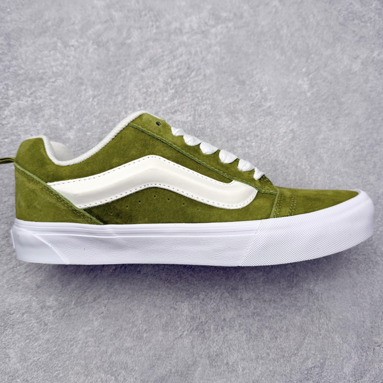 Vans Knu Skool 牛油果绿🥑 2026新款 复古休闲胖胖面包鞋 肥胖版大LOGO原版全皮猪八面料 货号：VN000D22EMB 尺码：35 36 36.5 37 38 38.5 39 40 40.5 41 42 42.5 43 44 工艺：硫化1：1（重量1：1、真标、原钢印、材质标、鞋型标、合格证）-选品中心