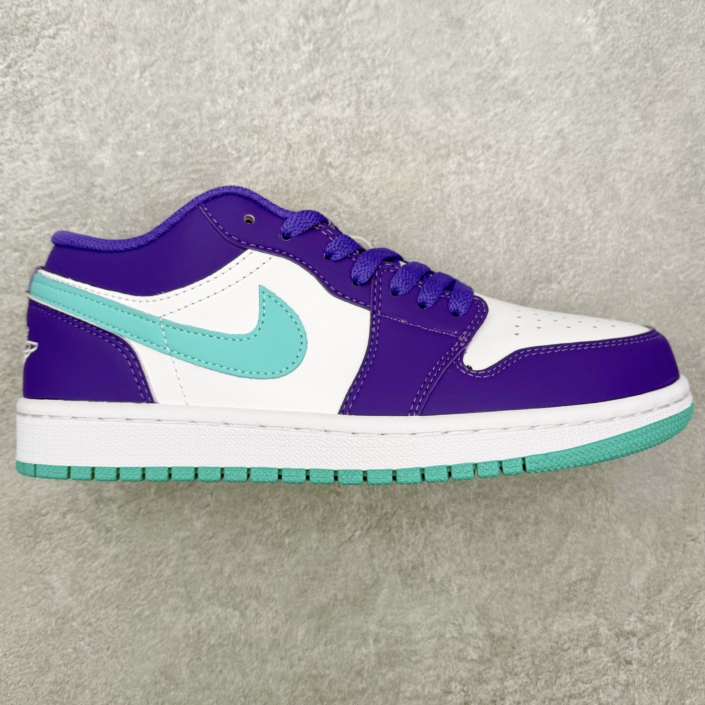 ＃K版 Air Jordan AJ1 Low 低帮 HJ9013-550全新流水线出品 DT版本唯一平替选择 市场第二梯队最强版 全部原鞋开发 原楦原纸板开发 全鞋电脑针车 原厂内置全掌气垫 原盒内在原标 唯一Zp原版鞋带绑法 免检产品 全新2022版型 全头层皮料 完美零毛边处理 原厂配置全掌气垫 价格定位良心 几十个配色陆续出货 实拍调校N版已经零色差零失真 百分百还原实物色彩所见即所得 不存在货不对板色差等低级问题 选购参考实物拍摄 不混卖不参货 只用心做好货严格选品 承诺混一赔十 尺码：36 36.5 37.5 38 38.5 39 40 40.5 41 42 42.5 43 44 44.5 45-选品中心