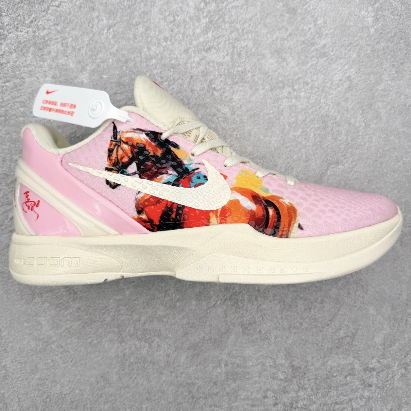 NK Zoom Kobe 6 Protro 科比六代实战篮球鞋 马年定制CYN配色 Eric Avar 这一次在设计中将轻盈发挥到了极致 鞋面采用了更加轻盈、更加强韧的创新的Flywire 2.0技术 球鞋重量更加轻质 重量仅为10.6盎司 内靴设计也使得穿着更加舒适 中底的配置则依日是可靠的zoom气垫和碳板的搭配 外底有个小细节令人十分喜欢 将纹路做成了心电图状 寓意科比对于篮球的喜爱 尺码：40 40.5 41 42 42.5 43 44 44.5 45 46-选品中心