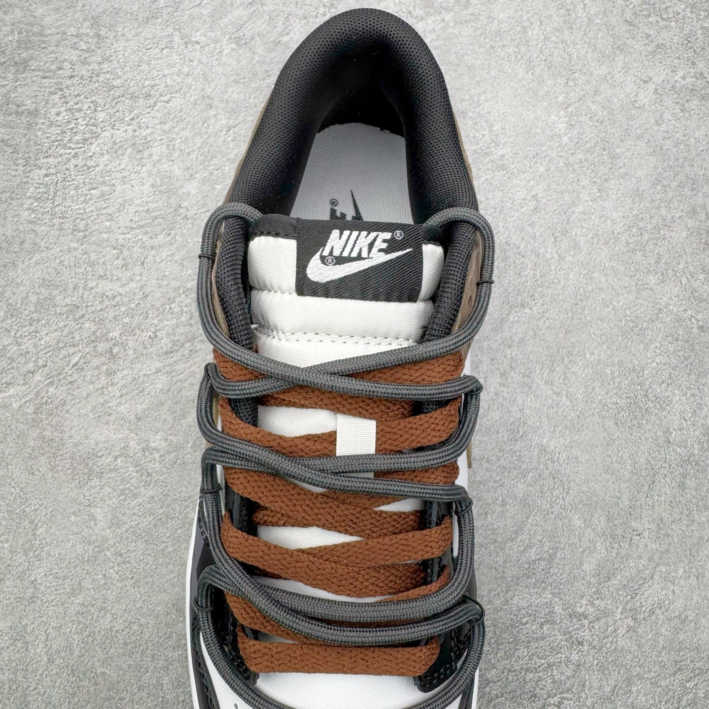 图片[5]-＃YC纯原 NK Dunk Low 余晖之下 HF5441-100 当日光行至最后一寸，天空与大地交换颜色，以白与黑铺陈天地底色，深棕如大地暮色点染其间，Swoosh 如静默剪影，沉稳划过鞋侧。鞋身悄然镌刻 \\\”AFTER LIGHT TIME\\\” 字样，那是余晖褪去后的故事开端，亦是独行者在昼夜交替间的无声宣言：光亮渐隐，色彩沉入寂静，而风格刚刚醒来。定制系列天花板 无原鞋不开发 全系列得物原鞋一比一校对开发 配色持续更新中 终端对接 优势输出 全套原厂楦头原纸板数据档案倾力打造 原汁原味莞产 极致还原 圈内最强针车工艺 高端零售指定版 广东原厂配套原盒原标 鞋盒分三个尺码段 原厂冲刀 超高清洁度 全鞋零毛边皮料切割 采用原厂百宏鞋带以及原厂百宏织唛舌标 内标可供原厂几率过验 进口原装条纹中底布 四线拉帮白色点胶 原厂拉帮手法遵循公司 原厂电绣 极致还原 SIZE 40 40.5 41 42 42.5 43 44 44.5 45 46-选品中心