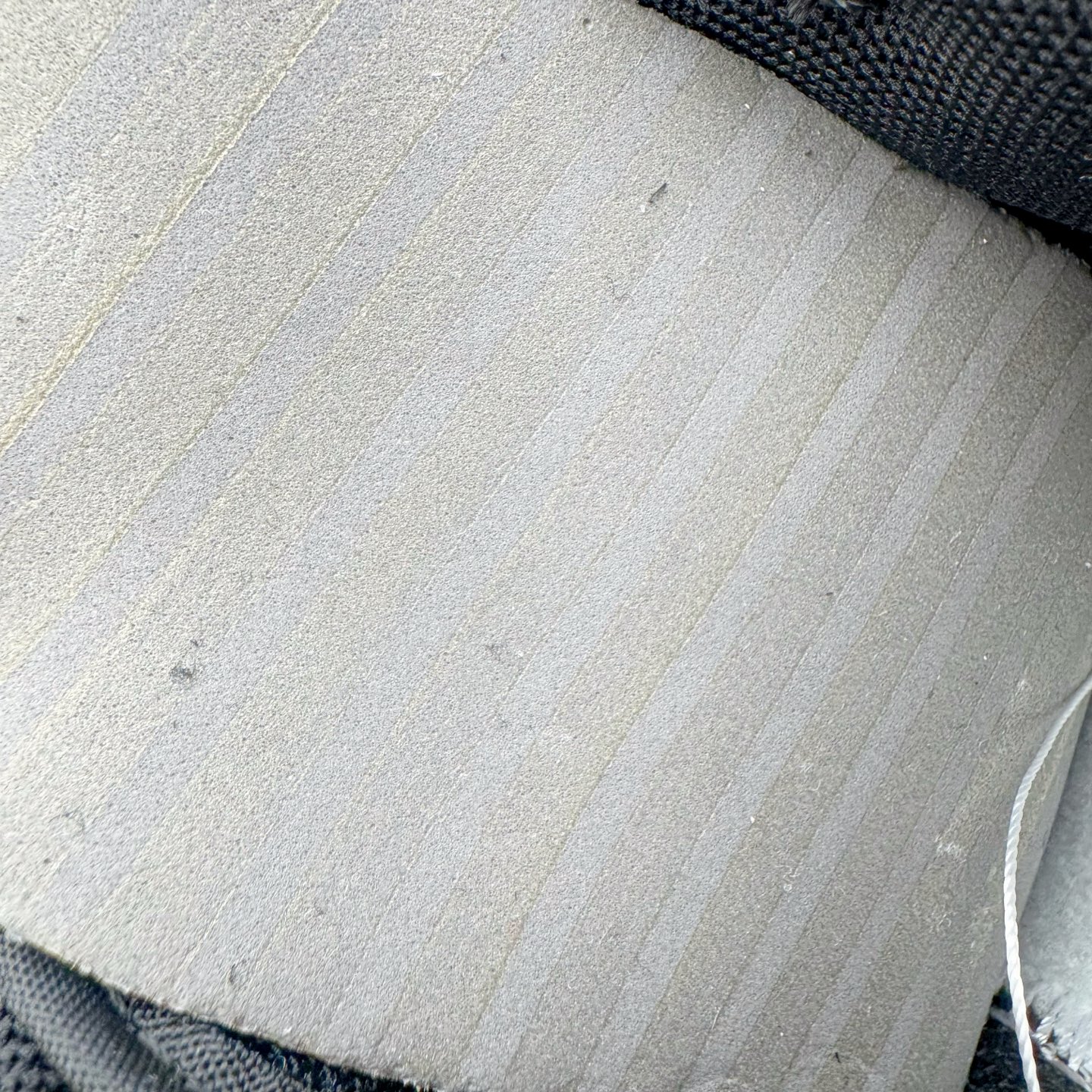 图片[18]-＃YC纯原 NK Dunk Low 余晖之下 HF5441-100 当日光行至最后一寸，天空与大地交换颜色，以白与黑铺陈天地底色，深棕如大地暮色点染其间，Swoosh 如静默剪影，沉稳划过鞋侧。鞋身悄然镌刻 \\\”AFTER LIGHT TIME\\\” 字样，那是余晖褪去后的故事开端，亦是独行者在昼夜交替间的无声宣言：光亮渐隐，色彩沉入寂静，而风格刚刚醒来。定制系列天花板 无原鞋不开发 全系列得物原鞋一比一校对开发 配色持续更新中 终端对接 优势输出 全套原厂楦头原纸板数据档案倾力打造 原汁原味莞产 极致还原 圈内最强针车工艺 高端零售指定版 广东原厂配套原盒原标 鞋盒分三个尺码段 原厂冲刀 超高清洁度 全鞋零毛边皮料切割 采用原厂百宏鞋带以及原厂百宏织唛舌标 内标可供原厂几率过验 进口原装条纹中底布 四线拉帮白色点胶 原厂拉帮手法遵循公司 原厂电绣 极致还原 SIZE 40 40.5 41 42 42.5 43 44 44.5 45 46-选品中心