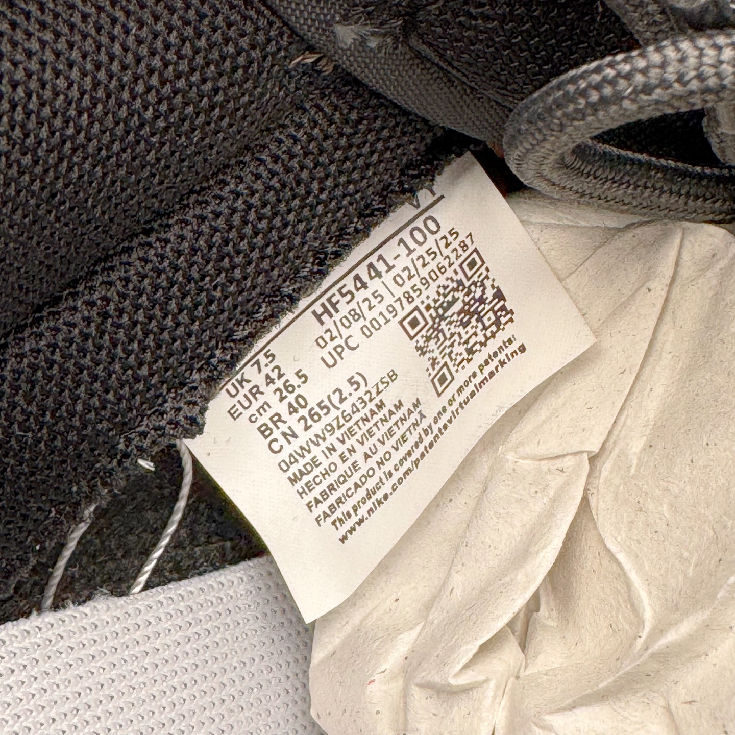 图片[16]-＃YC纯原 NK Dunk Low 余晖之下 HF5441-100 当日光行至最后一寸，天空与大地交换颜色，以白与黑铺陈天地底色，深棕如大地暮色点染其间，Swoosh 如静默剪影，沉稳划过鞋侧。鞋身悄然镌刻 \\\”AFTER LIGHT TIME\\\” 字样，那是余晖褪去后的故事开端，亦是独行者在昼夜交替间的无声宣言：光亮渐隐，色彩沉入寂静，而风格刚刚醒来。定制系列天花板 无原鞋不开发 全系列得物原鞋一比一校对开发 配色持续更新中 终端对接 优势输出 全套原厂楦头原纸板数据档案倾力打造 原汁原味莞产 极致还原 圈内最强针车工艺 高端零售指定版 广东原厂配套原盒原标 鞋盒分三个尺码段 原厂冲刀 超高清洁度 全鞋零毛边皮料切割 采用原厂百宏鞋带以及原厂百宏织唛舌标 内标可供原厂几率过验 进口原装条纹中底布 四线拉帮白色点胶 原厂拉帮手法遵循公司 原厂电绣 极致还原 SIZE 40 40.5 41 42 42.5 43 44 44.5 45 46-选品中心