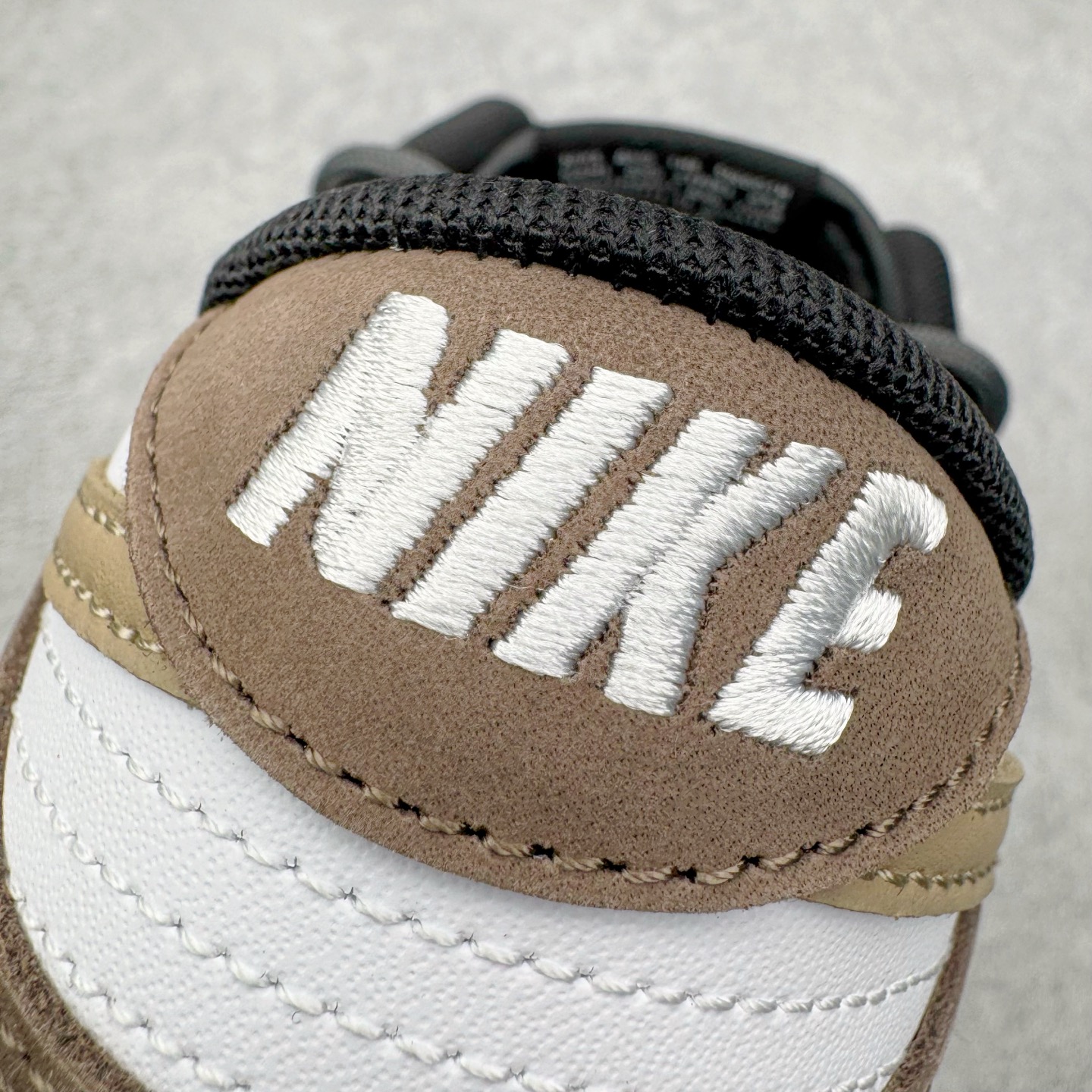 图片[13]-＃YC纯原 NK Dunk Low 余晖之下 HF5441-100 当日光行至最后一寸，天空与大地交换颜色，以白与黑铺陈天地底色，深棕如大地暮色点染其间，Swoosh 如静默剪影，沉稳划过鞋侧。鞋身悄然镌刻 \\\”AFTER LIGHT TIME\\\” 字样，那是余晖褪去后的故事开端，亦是独行者在昼夜交替间的无声宣言：光亮渐隐，色彩沉入寂静，而风格刚刚醒来。定制系列天花板 无原鞋不开发 全系列得物原鞋一比一校对开发 配色持续更新中 终端对接 优势输出 全套原厂楦头原纸板数据档案倾力打造 原汁原味莞产 极致还原 圈内最强针车工艺 高端零售指定版 广东原厂配套原盒原标 鞋盒分三个尺码段 原厂冲刀 超高清洁度 全鞋零毛边皮料切割 采用原厂百宏鞋带以及原厂百宏织唛舌标 内标可供原厂几率过验 进口原装条纹中底布 四线拉帮白色点胶 原厂拉帮手法遵循公司 原厂电绣 极致还原 SIZE 40 40.5 41 42 42.5 43 44 44.5 45 46-选品中心