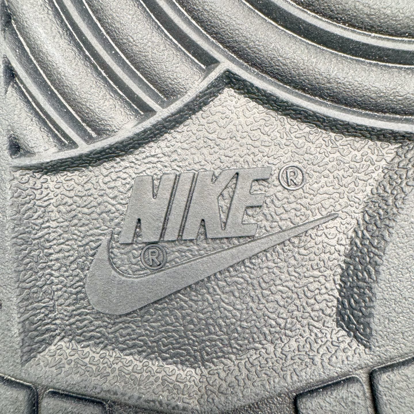 图片[19]-＃YC纯原 NK Dunk Low 余晖之下 HF5441-100 当日光行至最后一寸，天空与大地交换颜色，以白与黑铺陈天地底色，深棕如大地暮色点染其间，Swoosh 如静默剪影，沉稳划过鞋侧。鞋身悄然镌刻 \\\”AFTER LIGHT TIME\\\” 字样，那是余晖褪去后的故事开端，亦是独行者在昼夜交替间的无声宣言：光亮渐隐，色彩沉入寂静，而风格刚刚醒来。定制系列天花板 无原鞋不开发 全系列得物原鞋一比一校对开发 配色持续更新中 终端对接 优势输出 全套原厂楦头原纸板数据档案倾力打造 原汁原味莞产 极致还原 圈内最强针车工艺 高端零售指定版 广东原厂配套原盒原标 鞋盒分三个尺码段 原厂冲刀 超高清洁度 全鞋零毛边皮料切割 采用原厂百宏鞋带以及原厂百宏织唛舌标 内标可供原厂几率过验 进口原装条纹中底布 四线拉帮白色点胶 原厂拉帮手法遵循公司 原厂电绣 极致还原 SIZE 40 40.5 41 42 42.5 43 44 44.5 45 46-选品中心