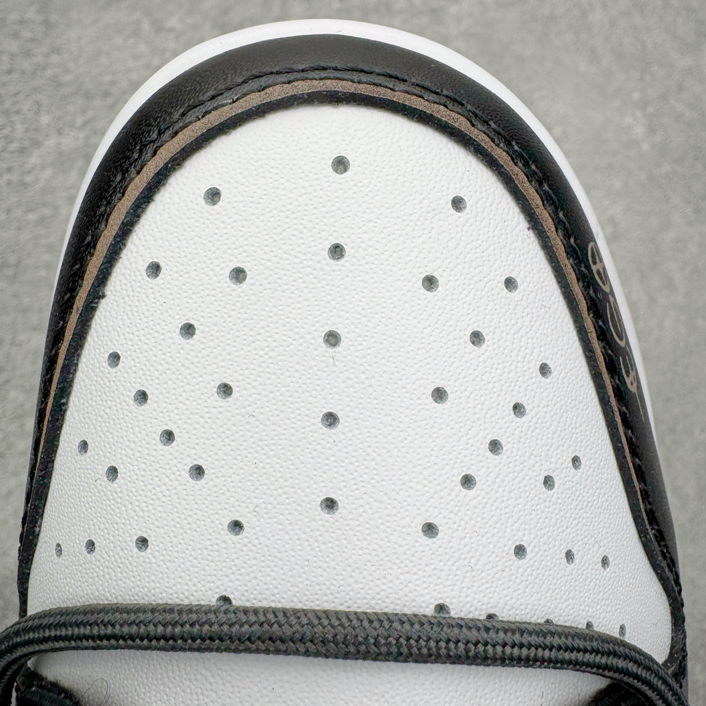 图片[14]-＃YC纯原 NK Dunk Low 余晖之下 HF5441-100 当日光行至最后一寸，天空与大地交换颜色，以白与黑铺陈天地底色，深棕如大地暮色点染其间，Swoosh 如静默剪影，沉稳划过鞋侧。鞋身悄然镌刻 \\\”AFTER LIGHT TIME\\\” 字样，那是余晖褪去后的故事开端，亦是独行者在昼夜交替间的无声宣言：光亮渐隐，色彩沉入寂静，而风格刚刚醒来。定制系列天花板 无原鞋不开发 全系列得物原鞋一比一校对开发 配色持续更新中 终端对接 优势输出 全套原厂楦头原纸板数据档案倾力打造 原汁原味莞产 极致还原 圈内最强针车工艺 高端零售指定版 广东原厂配套原盒原标 鞋盒分三个尺码段 原厂冲刀 超高清洁度 全鞋零毛边皮料切割 采用原厂百宏鞋带以及原厂百宏织唛舌标 内标可供原厂几率过验 进口原装条纹中底布 四线拉帮白色点胶 原厂拉帮手法遵循公司 原厂电绣 极致还原 SIZE 40 40.5 41 42 42.5 43 44 44.5 45 46-选品中心