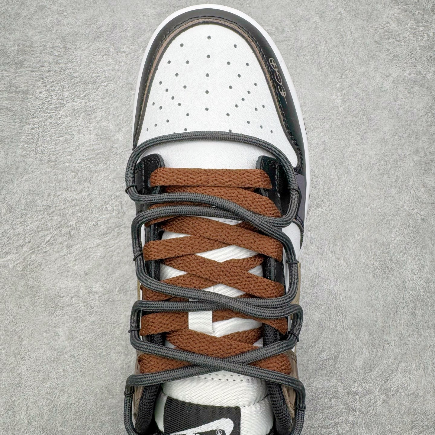 图片[4]-＃YC纯原 NK Dunk Low 余晖之下 HF5441-100 当日光行至最后一寸，天空与大地交换颜色，以白与黑铺陈天地底色，深棕如大地暮色点染其间，Swoosh 如静默剪影，沉稳划过鞋侧。鞋身悄然镌刻 \\\”AFTER LIGHT TIME\\\” 字样，那是余晖褪去后的故事开端，亦是独行者在昼夜交替间的无声宣言：光亮渐隐，色彩沉入寂静，而风格刚刚醒来。定制系列天花板 无原鞋不开发 全系列得物原鞋一比一校对开发 配色持续更新中 终端对接 优势输出 全套原厂楦头原纸板数据档案倾力打造 原汁原味莞产 极致还原 圈内最强针车工艺 高端零售指定版 广东原厂配套原盒原标 鞋盒分三个尺码段 原厂冲刀 超高清洁度 全鞋零毛边皮料切割 采用原厂百宏鞋带以及原厂百宏织唛舌标 内标可供原厂几率过验 进口原装条纹中底布 四线拉帮白色点胶 原厂拉帮手法遵循公司 原厂电绣 极致还原 SIZE 40 40.5 41 42 42.5 43 44 44.5 45 46-选品中心