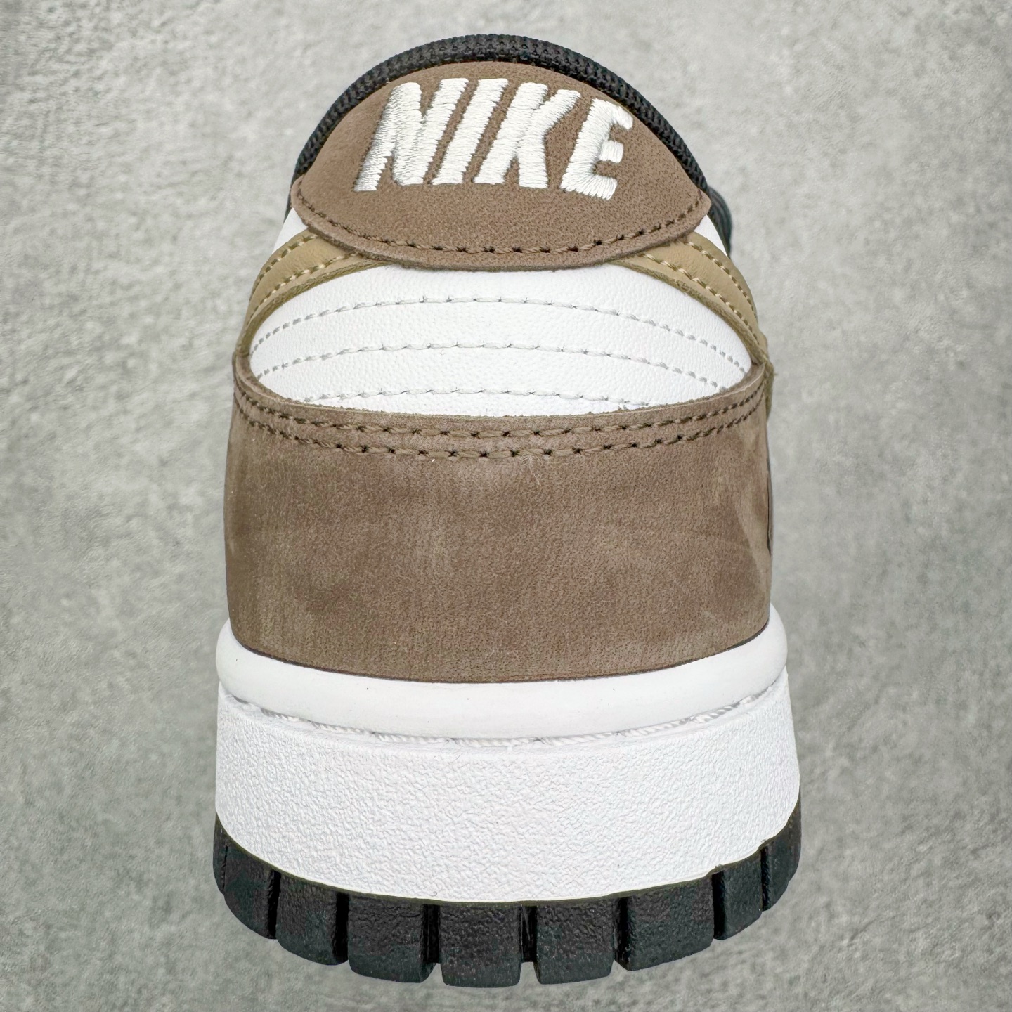 图片[8]-＃YC纯原 NK Dunk Low 余晖之下 HF5441-100 当日光行至最后一寸，天空与大地交换颜色，以白与黑铺陈天地底色，深棕如大地暮色点染其间，Swoosh 如静默剪影，沉稳划过鞋侧。鞋身悄然镌刻 \\\”AFTER LIGHT TIME\\\” 字样，那是余晖褪去后的故事开端，亦是独行者在昼夜交替间的无声宣言：光亮渐隐，色彩沉入寂静，而风格刚刚醒来。定制系列天花板 无原鞋不开发 全系列得物原鞋一比一校对开发 配色持续更新中 终端对接 优势输出 全套原厂楦头原纸板数据档案倾力打造 原汁原味莞产 极致还原 圈内最强针车工艺 高端零售指定版 广东原厂配套原盒原标 鞋盒分三个尺码段 原厂冲刀 超高清洁度 全鞋零毛边皮料切割 采用原厂百宏鞋带以及原厂百宏织唛舌标 内标可供原厂几率过验 进口原装条纹中底布 四线拉帮白色点胶 原厂拉帮手法遵循公司 原厂电绣 极致还原 SIZE 40 40.5 41 42 42.5 43 44 44.5 45 46-选品中心