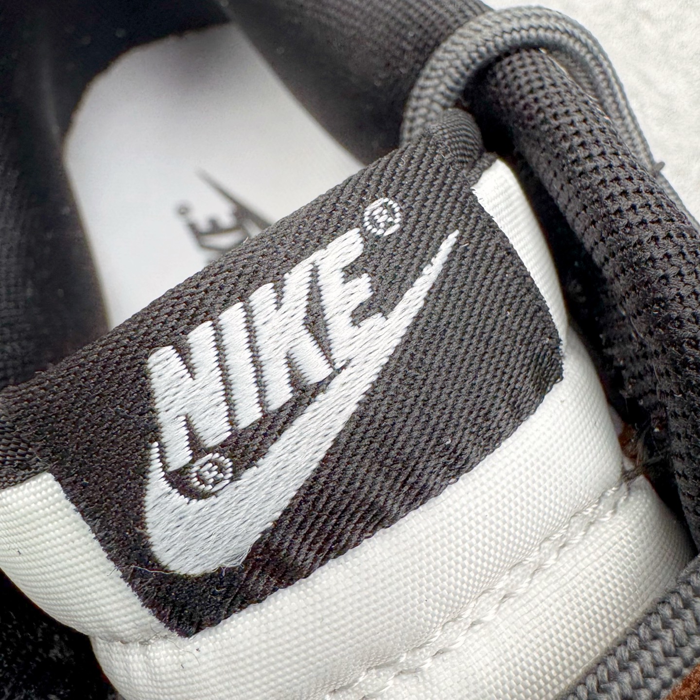 图片[15]-＃YC纯原 NK Dunk Low 余晖之下 HF5441-100 当日光行至最后一寸，天空与大地交换颜色，以白与黑铺陈天地底色，深棕如大地暮色点染其间，Swoosh 如静默剪影，沉稳划过鞋侧。鞋身悄然镌刻 \\\”AFTER LIGHT TIME\\\” 字样，那是余晖褪去后的故事开端，亦是独行者在昼夜交替间的无声宣言：光亮渐隐，色彩沉入寂静，而风格刚刚醒来。定制系列天花板 无原鞋不开发 全系列得物原鞋一比一校对开发 配色持续更新中 终端对接 优势输出 全套原厂楦头原纸板数据档案倾力打造 原汁原味莞产 极致还原 圈内最强针车工艺 高端零售指定版 广东原厂配套原盒原标 鞋盒分三个尺码段 原厂冲刀 超高清洁度 全鞋零毛边皮料切割 采用原厂百宏鞋带以及原厂百宏织唛舌标 内标可供原厂几率过验 进口原装条纹中底布 四线拉帮白色点胶 原厂拉帮手法遵循公司 原厂电绣 极致还原 SIZE 40 40.5 41 42 42.5 43 44 44.5 45 46-选品中心