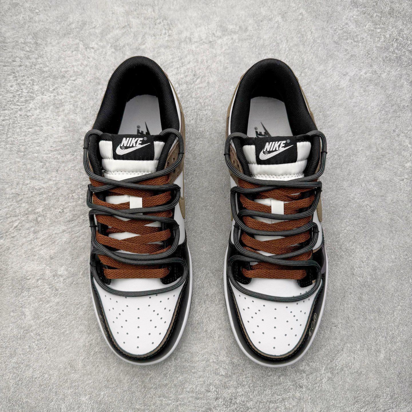 图片[2]-＃YC纯原 NK Dunk Low 余晖之下 HF5441-100 当日光行至最后一寸，天空与大地交换颜色，以白与黑铺陈天地底色，深棕如大地暮色点染其间，Swoosh 如静默剪影，沉稳划过鞋侧。鞋身悄然镌刻 \\\”AFTER LIGHT TIME\\\” 字样，那是余晖褪去后的故事开端，亦是独行者在昼夜交替间的无声宣言：光亮渐隐，色彩沉入寂静，而风格刚刚醒来。定制系列天花板 无原鞋不开发 全系列得物原鞋一比一校对开发 配色持续更新中 终端对接 优势输出 全套原厂楦头原纸板数据档案倾力打造 原汁原味莞产 极致还原 圈内最强针车工艺 高端零售指定版 广东原厂配套原盒原标 鞋盒分三个尺码段 原厂冲刀 超高清洁度 全鞋零毛边皮料切割 采用原厂百宏鞋带以及原厂百宏织唛舌标 内标可供原厂几率过验 进口原装条纹中底布 四线拉帮白色点胶 原厂拉帮手法遵循公司 原厂电绣 极致还原 SIZE 40 40.5 41 42 42.5 43 44 44.5 45 46-选品中心