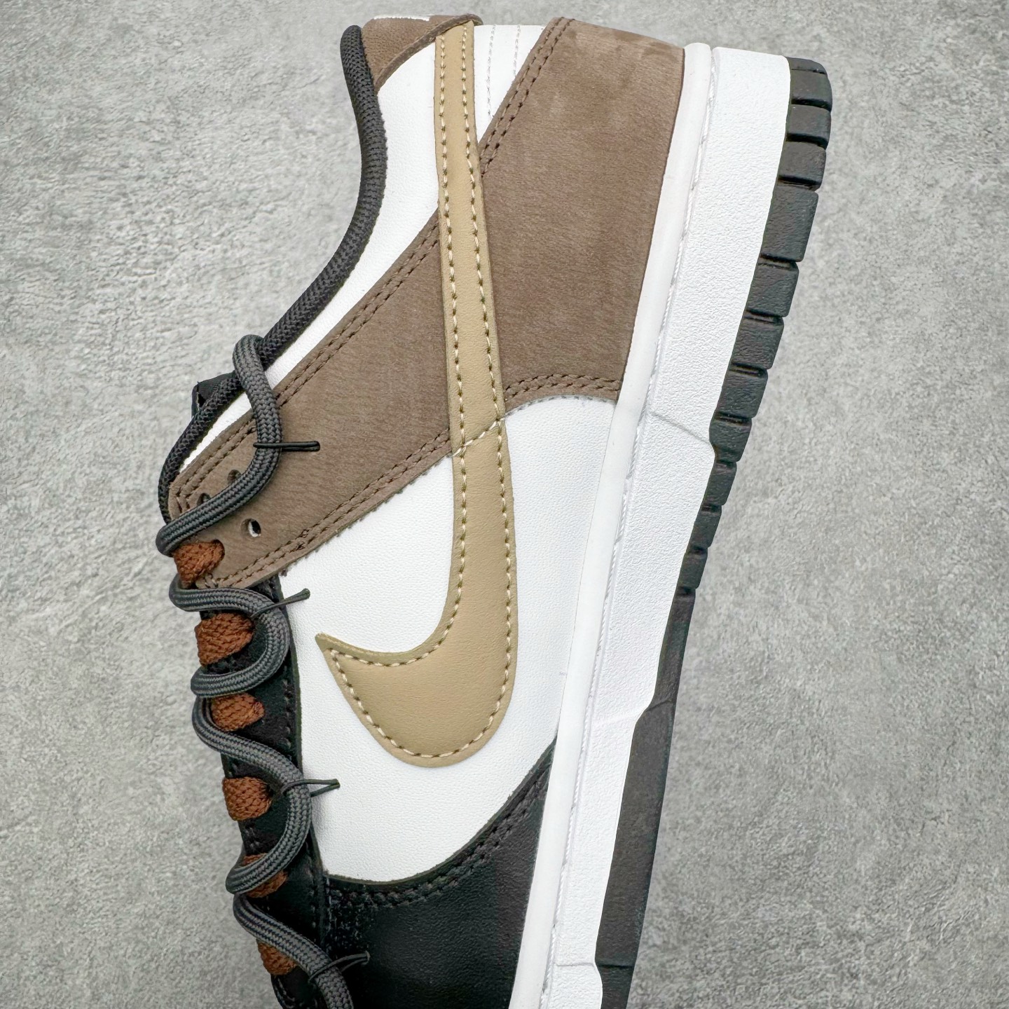 图片[7]-＃YC纯原 NK Dunk Low 余晖之下 HF5441-100 当日光行至最后一寸，天空与大地交换颜色，以白与黑铺陈天地底色，深棕如大地暮色点染其间，Swoosh 如静默剪影，沉稳划过鞋侧。鞋身悄然镌刻 \\\”AFTER LIGHT TIME\\\” 字样，那是余晖褪去后的故事开端，亦是独行者在昼夜交替间的无声宣言：光亮渐隐，色彩沉入寂静，而风格刚刚醒来。定制系列天花板 无原鞋不开发 全系列得物原鞋一比一校对开发 配色持续更新中 终端对接 优势输出 全套原厂楦头原纸板数据档案倾力打造 原汁原味莞产 极致还原 圈内最强针车工艺 高端零售指定版 广东原厂配套原盒原标 鞋盒分三个尺码段 原厂冲刀 超高清洁度 全鞋零毛边皮料切割 采用原厂百宏鞋带以及原厂百宏织唛舌标 内标可供原厂几率过验 进口原装条纹中底布 四线拉帮白色点胶 原厂拉帮手法遵循公司 原厂电绣 极致还原 SIZE 40 40.5 41 42 42.5 43 44 44.5 45 46-选品中心