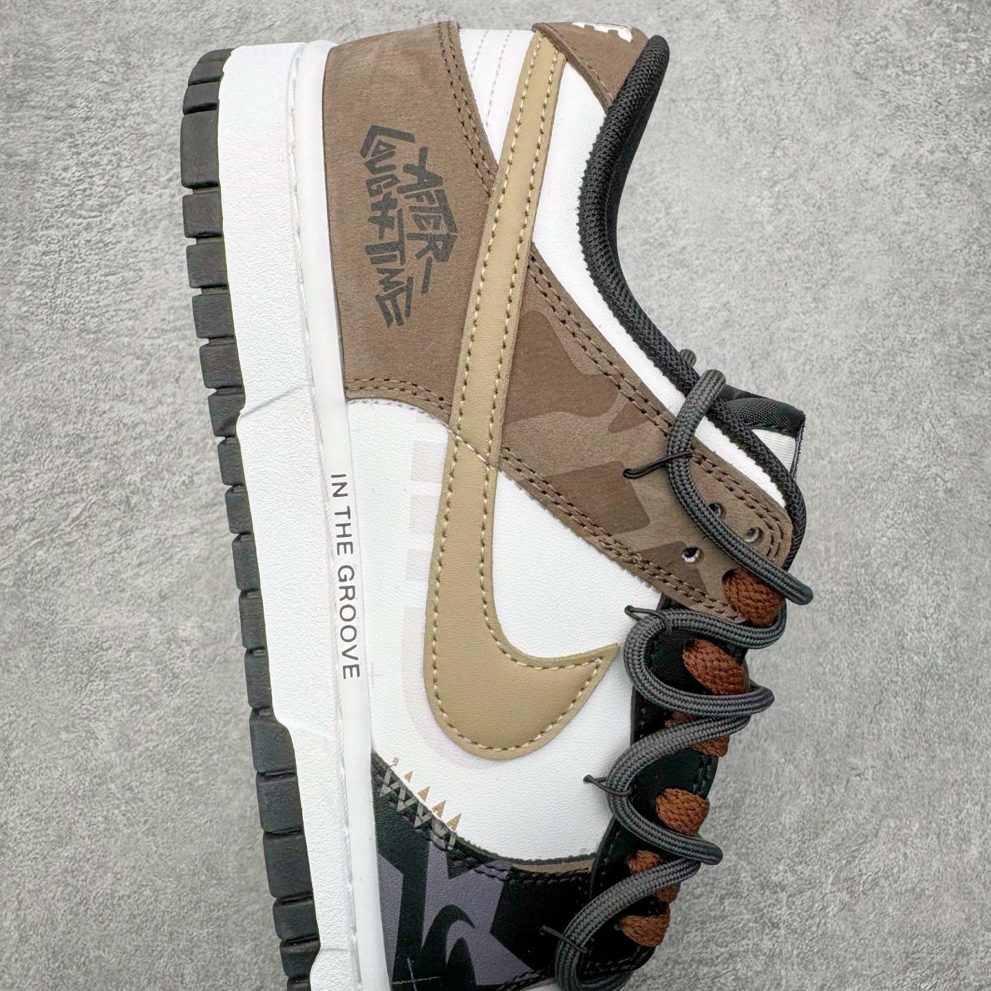 图片[6]-＃YC纯原 NK Dunk Low 余晖之下 HF5441-100 当日光行至最后一寸，天空与大地交换颜色，以白与黑铺陈天地底色，深棕如大地暮色点染其间，Swoosh 如静默剪影，沉稳划过鞋侧。鞋身悄然镌刻 \\\”AFTER LIGHT TIME\\\” 字样，那是余晖褪去后的故事开端，亦是独行者在昼夜交替间的无声宣言：光亮渐隐，色彩沉入寂静，而风格刚刚醒来。定制系列天花板 无原鞋不开发 全系列得物原鞋一比一校对开发 配色持续更新中 终端对接 优势输出 全套原厂楦头原纸板数据档案倾力打造 原汁原味莞产 极致还原 圈内最强针车工艺 高端零售指定版 广东原厂配套原盒原标 鞋盒分三个尺码段 原厂冲刀 超高清洁度 全鞋零毛边皮料切割 采用原厂百宏鞋带以及原厂百宏织唛舌标 内标可供原厂几率过验 进口原装条纹中底布 四线拉帮白色点胶 原厂拉帮手法遵循公司 原厂电绣 极致还原 SIZE 40 40.5 41 42 42.5 43 44 44.5 45 46-选品中心