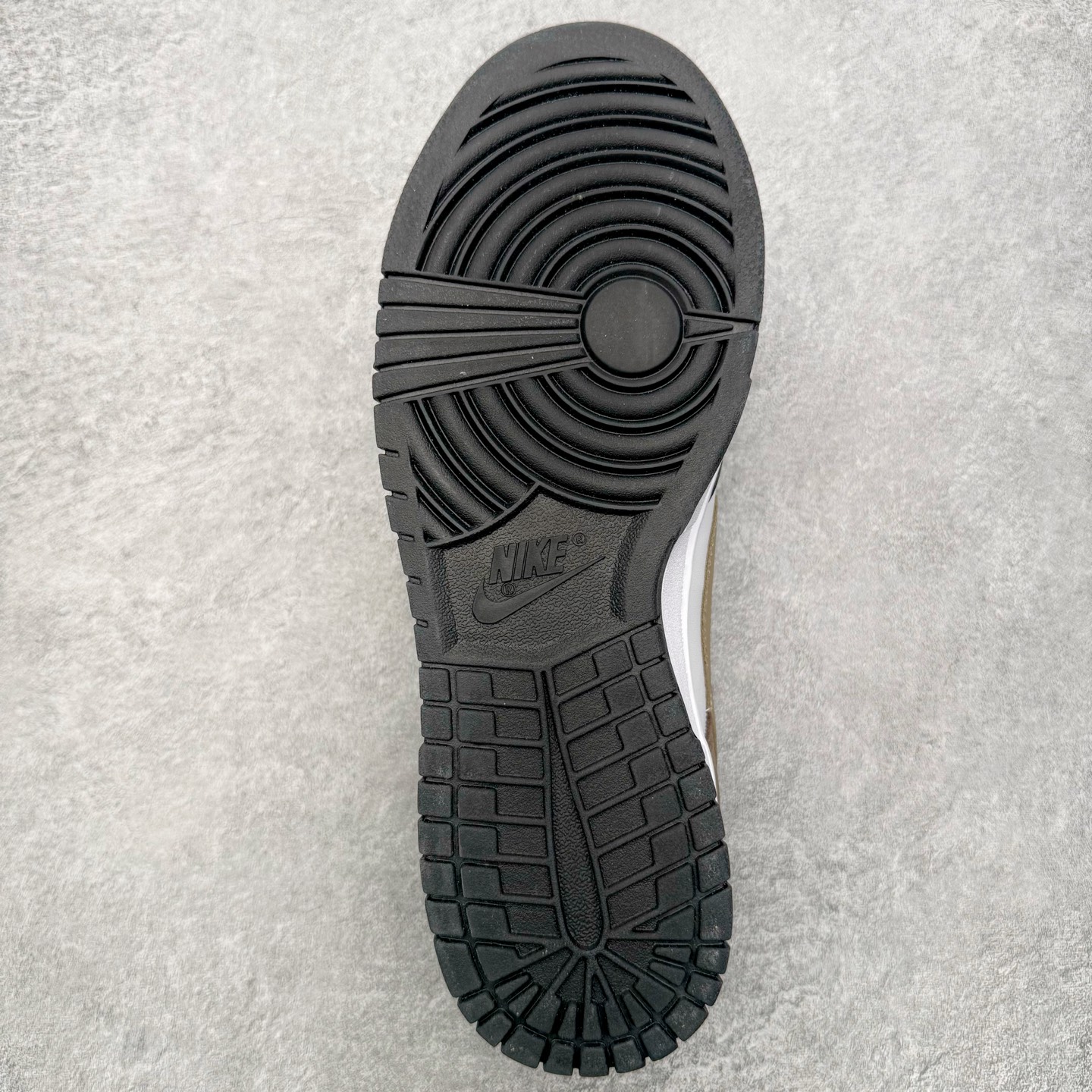 图片[9]-＃YC纯原 NK Dunk Low 余晖之下 HF5441-100 当日光行至最后一寸，天空与大地交换颜色，以白与黑铺陈天地底色，深棕如大地暮色点染其间，Swoosh 如静默剪影，沉稳划过鞋侧。鞋身悄然镌刻 \\\”AFTER LIGHT TIME\\\” 字样，那是余晖褪去后的故事开端，亦是独行者在昼夜交替间的无声宣言：光亮渐隐，色彩沉入寂静，而风格刚刚醒来。定制系列天花板 无原鞋不开发 全系列得物原鞋一比一校对开发 配色持续更新中 终端对接 优势输出 全套原厂楦头原纸板数据档案倾力打造 原汁原味莞产 极致还原 圈内最强针车工艺 高端零售指定版 广东原厂配套原盒原标 鞋盒分三个尺码段 原厂冲刀 超高清洁度 全鞋零毛边皮料切割 采用原厂百宏鞋带以及原厂百宏织唛舌标 内标可供原厂几率过验 进口原装条纹中底布 四线拉帮白色点胶 原厂拉帮手法遵循公司 原厂电绣 极致还原 SIZE 40 40.5 41 42 42.5 43 44 44.5 45 46-选品中心