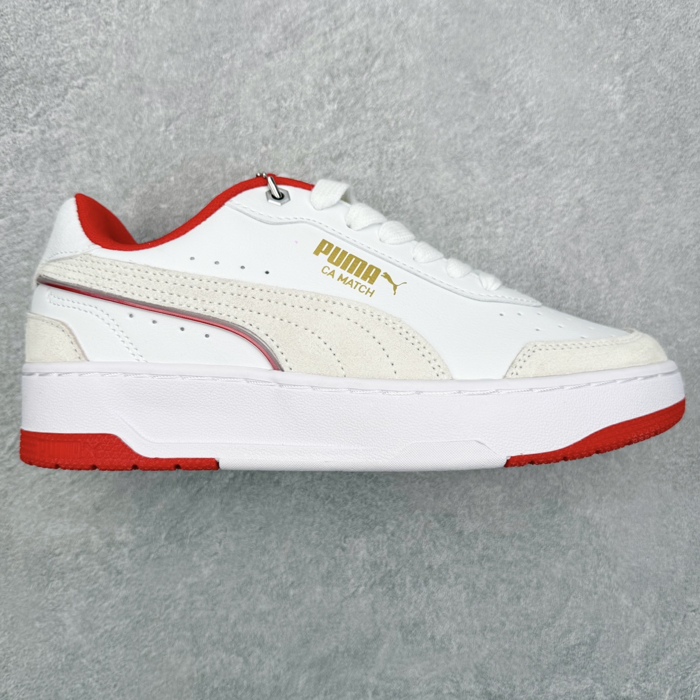 PUMA彪马 BMW M Motorsport RBD Break 彪马新款面包鞋男女同款复古休闲板鞋 赠送一双鞋带 鞋身通体采用细腻的麂皮材质 厚实柔软 质感出众 鞋侧保留PUMA标志性跑道图案 侧面与后跟点缀金属色PUMA LOGO 兼具辨识度与细节感 加厚鞋垫、饱满鞋舌 搭配加宽扁形鞋带 使得穿着感更加贴合与舒适 值得一提的是 本季SUEDE XL鞋款以黑色、红色及蓝色最为瞩目 经典黑的配色 在低调之余可轻松驾驭任何潮流风格造型 而高饱和度的配色 则是当之无愧的早春出街利器 尺码：36 37 37.5 38 38.5 39 40 40.5 41 42 42.5 43 44 45-选品中心