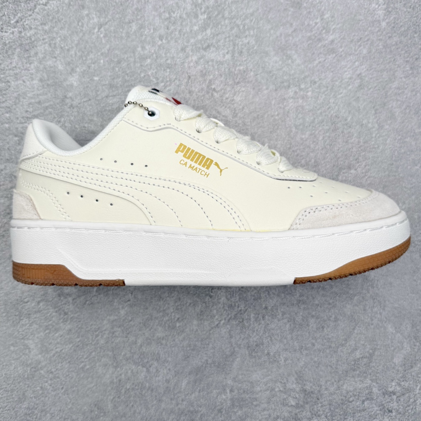 PUMA彪马 BMW M Motorsport RBD Break 彪马新款面包鞋男女同款复古休闲板鞋 赠送一双鞋带 鞋身通体采用细腻的麂皮材质 厚实柔软 质感出众 鞋侧保留PUMA标志性跑道图案 侧面与后跟点缀金属色PUMA LOGO 兼具辨识度与细节感 加厚鞋垫、饱满鞋舌 搭配加宽扁形鞋带 使得穿着感更加贴合与舒适 值得一提的是 本季SUEDE XL鞋款以黑色、红色及蓝色最为瞩目 经典黑的配色 在低调之余可轻松驾驭任何潮流风格造型 而高饱和度的配色 则是当之无愧的早春出街利器 尺码：36 37 37.5 38 38.5 39 40 40.5 41 42 42.5 43 44 45-选品中心