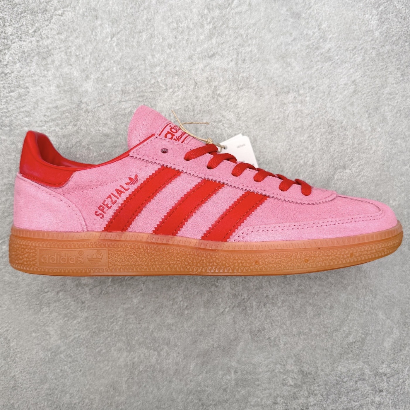 AD Originals Handball SPZL 手球运动员系列百搭休闲运动板鞋 JR5006 这款来自阿迪达斯的这款HANDBALL SPZL前身是一双手球运动鞋，这一次拿来复刻，所以鞋面的主要色彩选用了黑色， 鞋面外侧除了Spezial字母之外还有三叶草标志。Handball SPZL作为复古手球训练鞋与作为室内足球鞋的Samba有着异曲同工之处，但是质感更为出众的鞋身以及丰富的配色选择比起Samba来讲可以说是更胜一筹了！尺码：36 36⅔ 37⅓ 38 38⅔ 39⅓ 40 40⅔ 41⅓ 42 42⅔ 43⅓ 44 45-选品中心