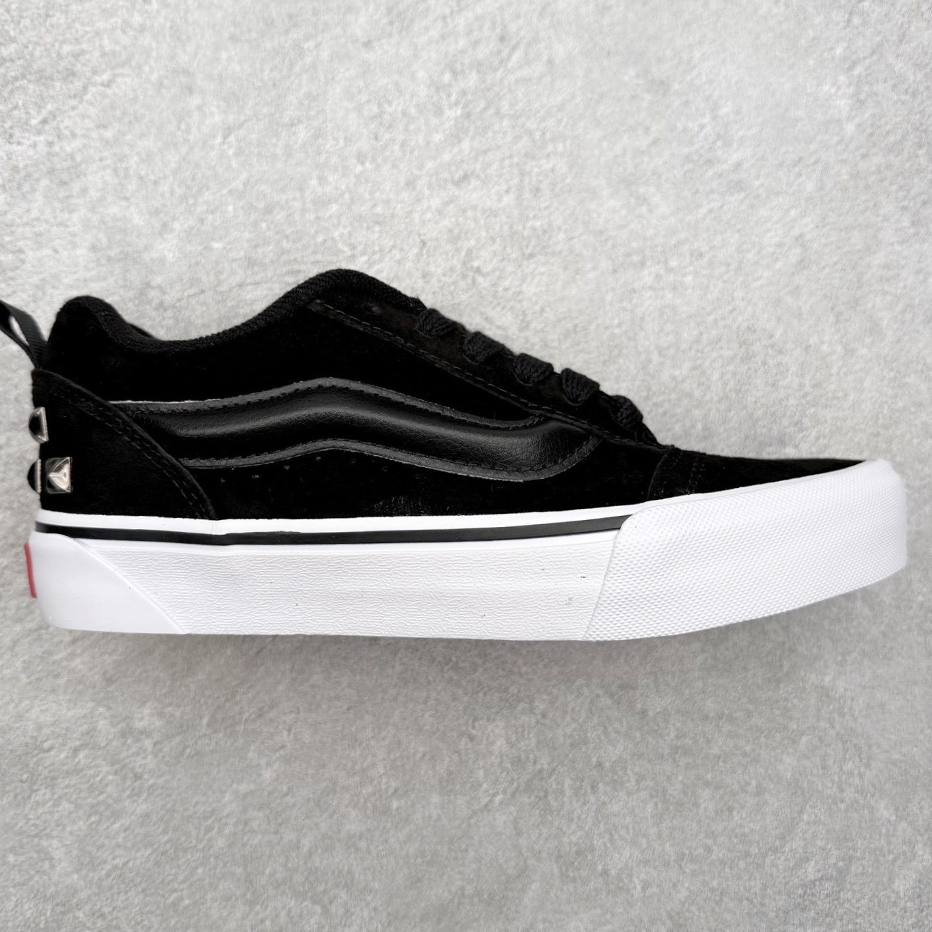 Vans Knu Skool 铆钉黑白 官方新款 复古休闲胖胖面包鞋 此次以铆钉元素为设计亮点，面包鞋标志性的立体大Logo搭配麂皮材质，质感拉满，后跟融合铆钉元素，街头复古风十足。 尺码：35 36 36.5 37 38 38.5 39 40 40.5 41 42 42.5 43 44 45-选品中心