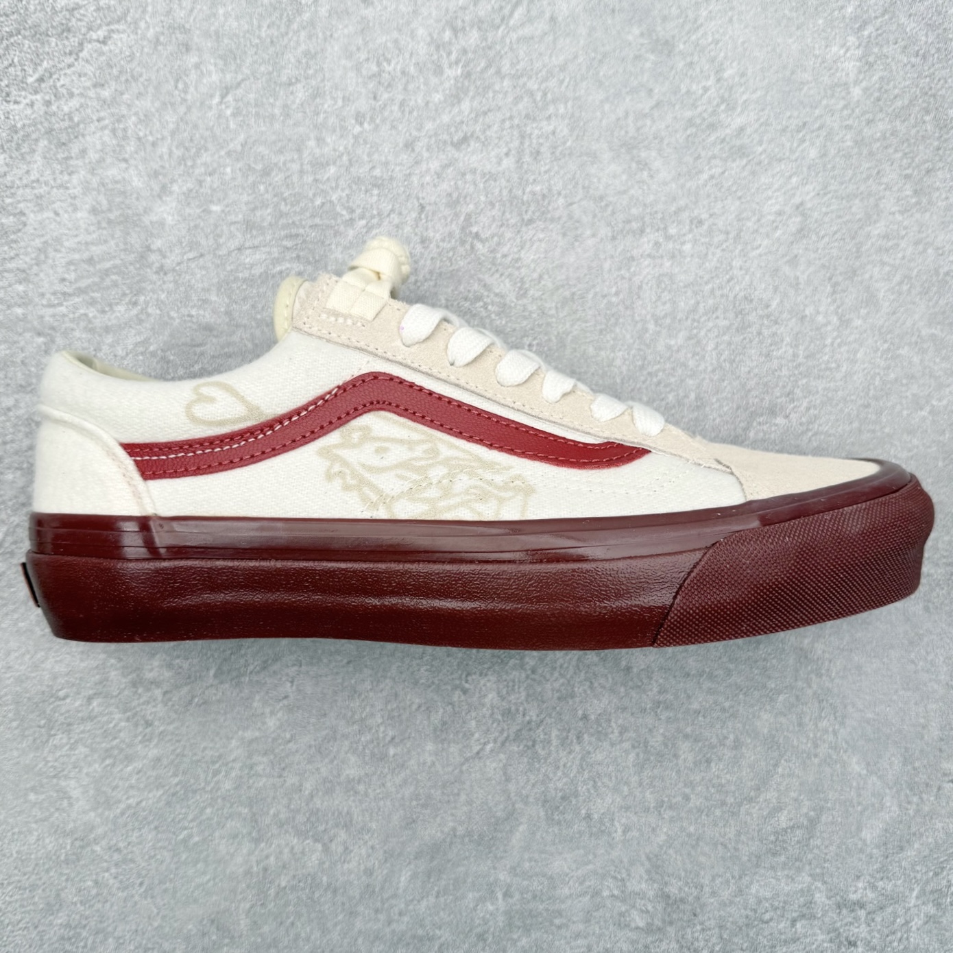 Vans x Bolin LX OLD SKOOL 36 2026新款 马年生肖限定‼️ 鞋身以米白色为基底，侧边V形条纹和鞋底采用酒红色调，鞋面嵌入艺术家手绘的马形暗纹，材质选用细腻纹理的面料提升质感。鞋底印有马上就好字样，马年氛围拉满！鞋垫搭载的生物基Sola Foam ADC鞋垫比普通Vans鞋垫更软弹！ 货号：VN000EJUHRW 尺码：35 36 36.5 37 38 38.5 39 40 40.5 41 42 42.5 43 44-选品中心