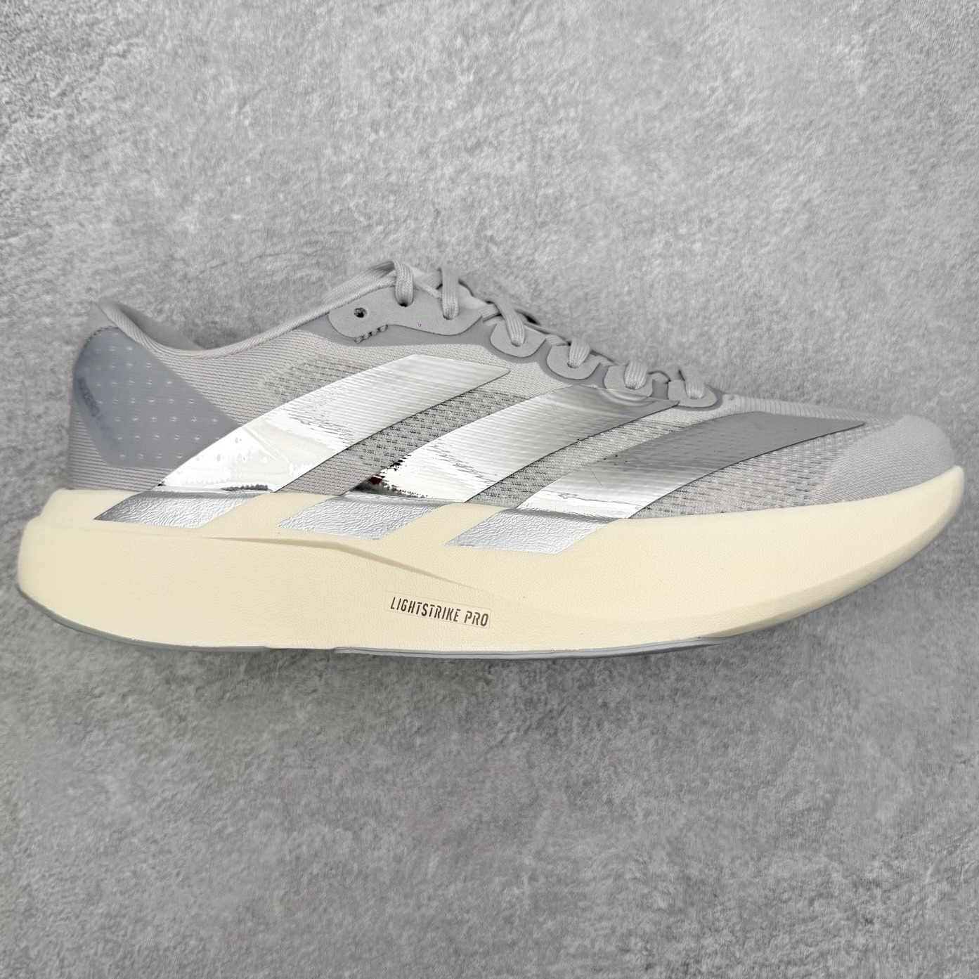 ＃纯原 AD Adizero Eva SL M 零度进化版系列低帮轻便透气竞速休闲运动慢跑鞋 KJ9664 相信大家对去年 adidas 横空出世的「顶级超跑」adiZero Adios Pro EVO 1 记忆犹新！不仅登顶阿迪史上最轻跑鞋宝座，更在接下来的全球马拉松赛事中，持续书写着惊人成绩，被网友戏称新一代「阿迪神鞋」全网刷屏！极简设计语言与强烈速度感和存在感的鞋侧三线，让人过目不忘，特别种草！其中定位于中长跑训练的 adidas Adizero Evo SL，整体外观造型与 adiZero Adios Pro EVO 1 非常相似。中底配置方面搭载全掌 Lightstrike Pro，鞋面采用透气网面示人，契合日常训练鞋的定位，更加耐用。外底给到了马牌橡胶，及类似上代竞速旗舰 adidas Adizero Adios Pro 3 区域分布。整体看下来无论是外观的鲜明辨识度，还是配置的扎实程度都很顶。尺码：36 36⅔ 37⅓ 38 38⅔ 39⅓ 40 40⅔ 41⅓ 42 42⅔ 43⅓ 44 44⅔ 45⅓ 46⅓-选品中心