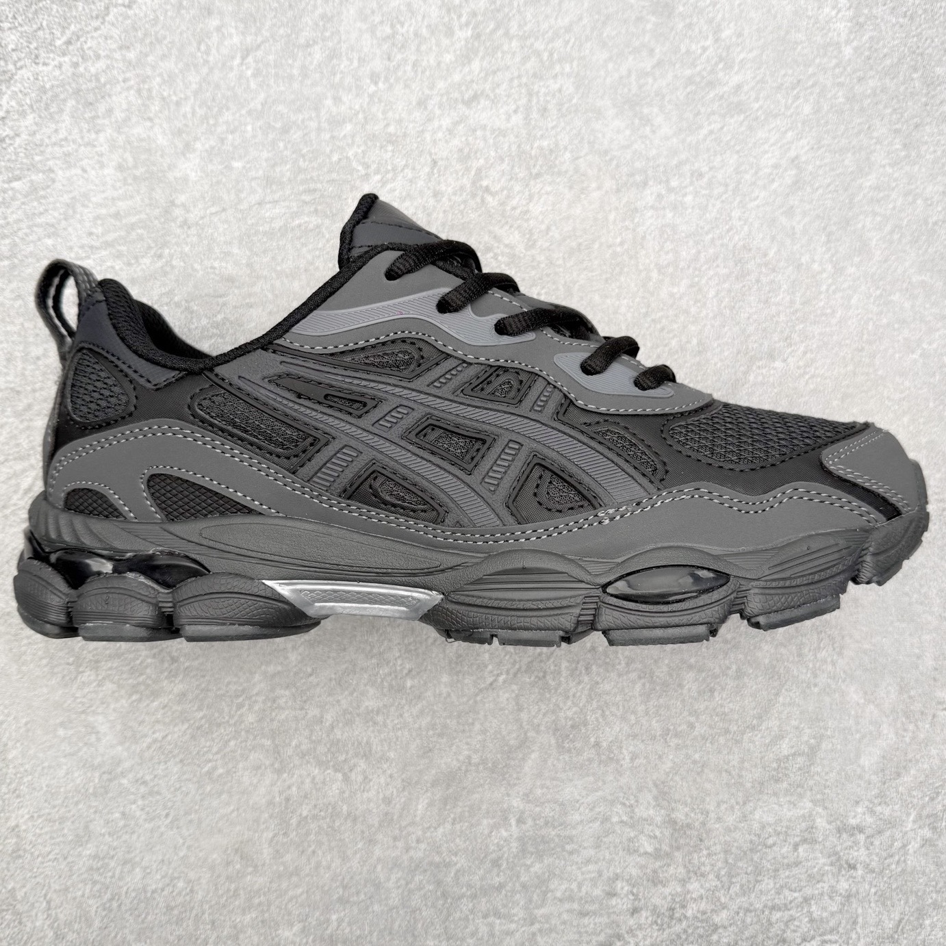 Asics GEL-NYC 亚瑟士防滑耐磨透气低帮运动休闲鞋 GEL-NYC™ 运动鞋的灵感源自传统和现代高性能跑步风格 其鞋面结构参考了 2000 年代初的 GEL-NIMBUS™ 3 鞋 并将其与 MC-PLUS V 设计中的各种装饰融为一体 该工装通过使用 GEL-CUMULUS® 16 鞋的工装系统来对比鞋面的复古风格 通过轻质泡沫和 GEL® 技术嵌入物的结合 这种中底结构有助于创造先进的脚底舒适度 尺码：36 37 37.5 38 39 40.5 41.5 42 42.5 43.5 44 45-选品中心