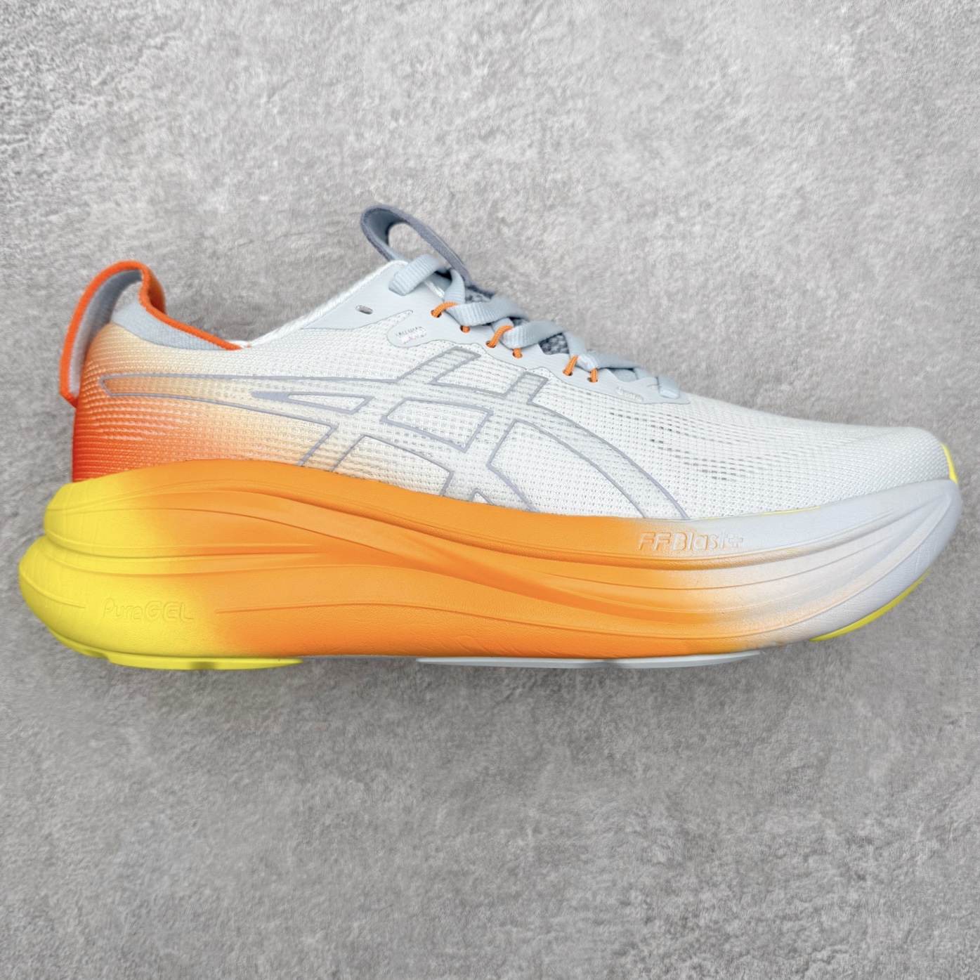 Asics GEL-Nimbus 28 亚瑟士缓震跑鞋 近年复古风潮的势头很旺 ASICS一直坚信保持身体的健康与活力是打造健康快乐的生活方式的最佳途径 ASICS为复古鞋型注入新设计 为玩家的街头穿搭提供了更多可能 GEL-NIMBUSTM9运动鞋最初是为中立和仰卧跑步者设计的长距离训练器 采用原始材料和关键细节重新设计 其Y2K时代的工业外观也被大胆的对比和色块所抵消 尺码：36 36.5 37.5 38 38.5 39 40 40.5 41.5 42 42.5 43.5 44 44.5 45-选品中心