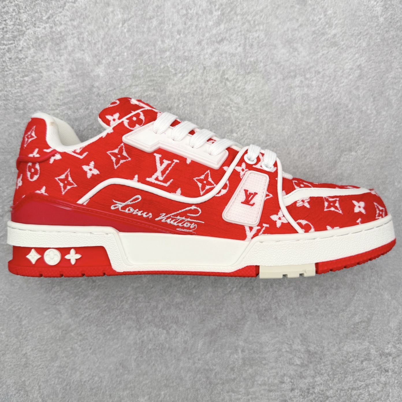 图片[9]-＃FS纯原福利 Louis Vuitton Trainer lv时装走秀运动鞋 实力大厂出品 平台专供 成熟的做工稳定的品控 完美鞋型超高的清洁度 零毛边线头瑕疵 全套原楦原纸版原鞋开模 全网最具灵魂的版型 正确原装黄色鞋盒 正确中底印花 鞋面印花3D高频深度立体 全鞋电脑针车 紧密相连 针距密度一致 环保乳胶注塑鞋垫 厚度脚感还原原版 皮面裁剪部位 统一油边封口工艺 原装橡胶大底含胶量大底组合零偏差 专柜全套包装 防尘袋 说明书 质保卡 男女鞋 尺码对应库存明细‼️-选品中心